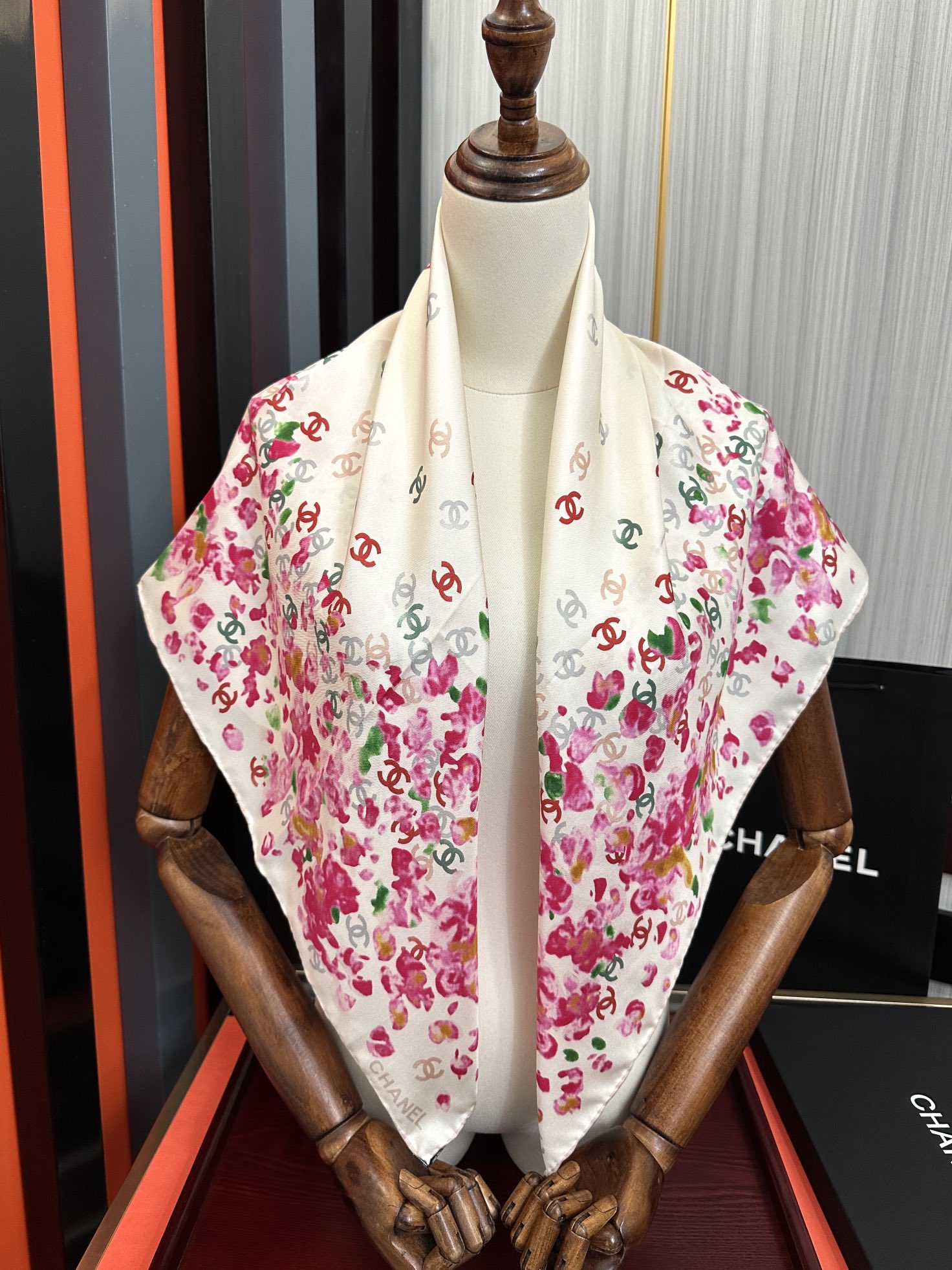  。香奈儿 【CC花卉】官网同步 薰衣草紫💜其繁花设计和晕染手法展现了典雅与浪漫的气质得意彩色字母的点缀