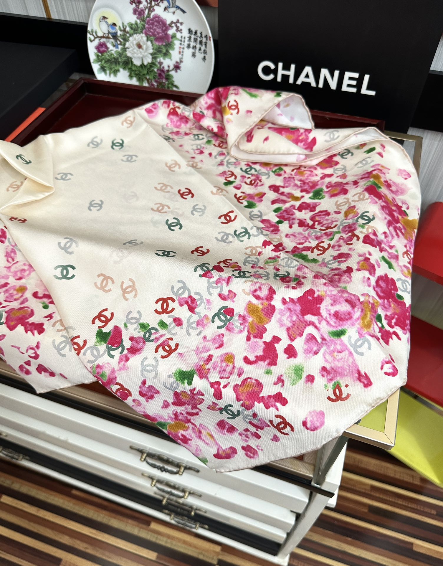  。香奈儿 【CC花卉】官网同步 薰衣草紫💜其繁花设计和晕染手法展现了典雅与浪漫的气质得意彩色字母的点缀