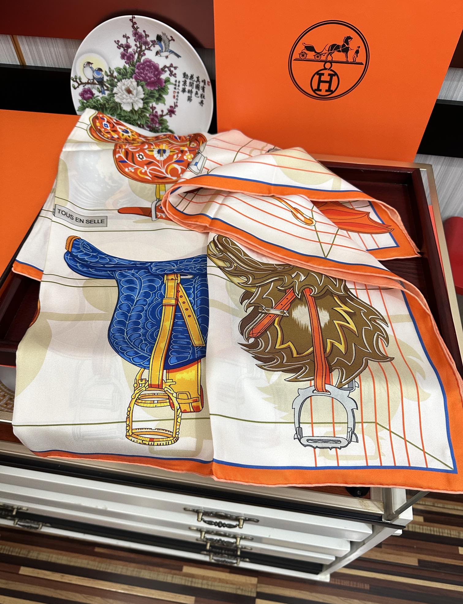 。2010HERMES 【鞍上世界】太阳精致卷边嘴唇太美了品质感很显好得意好搭到上瘾的丝巾色带着不显山不