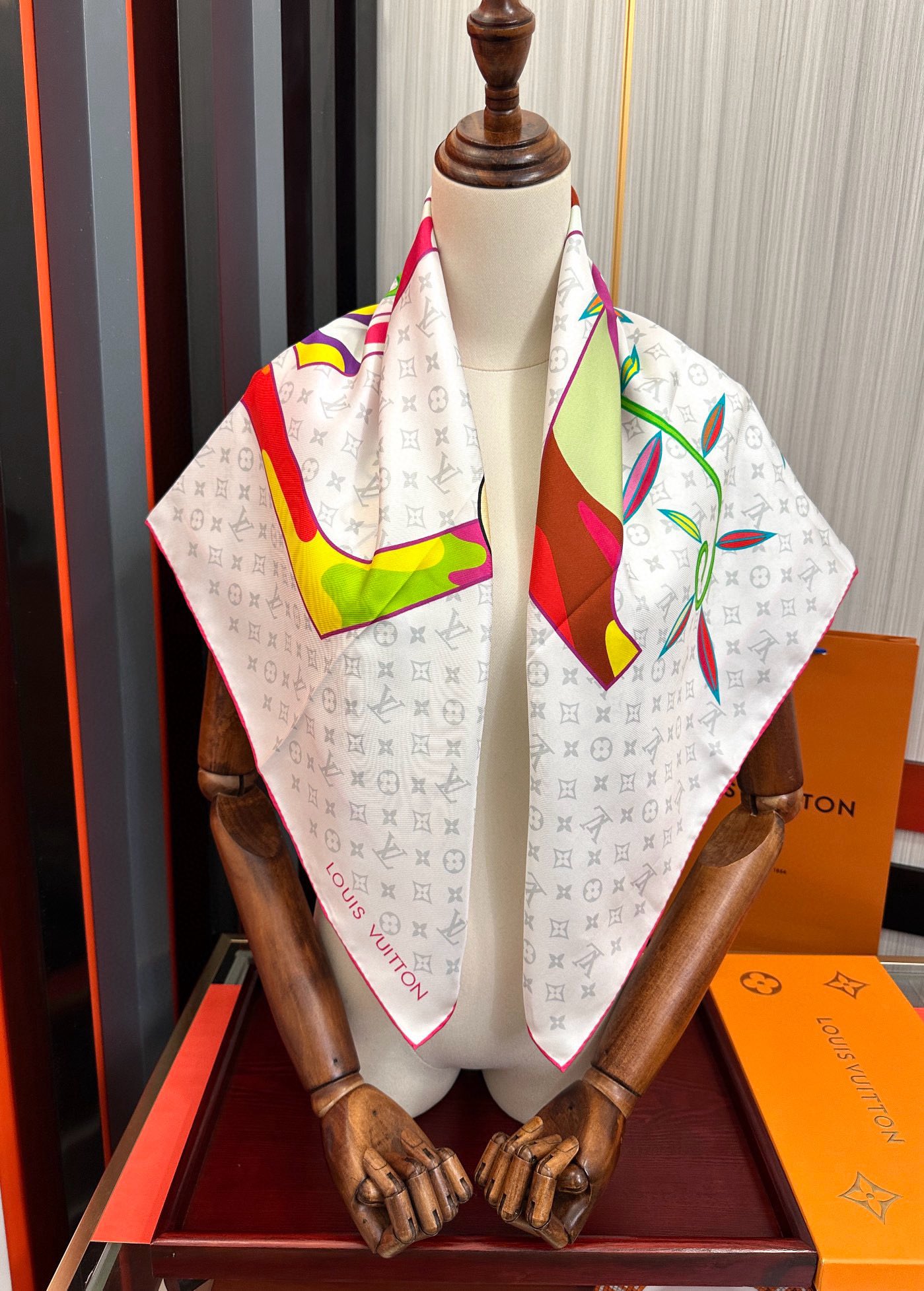 。2010新品LV专柜同步【18mm双面同色】太美了庆祝“L家”90典藏方巾通过别致的经典色彩向原创设计
