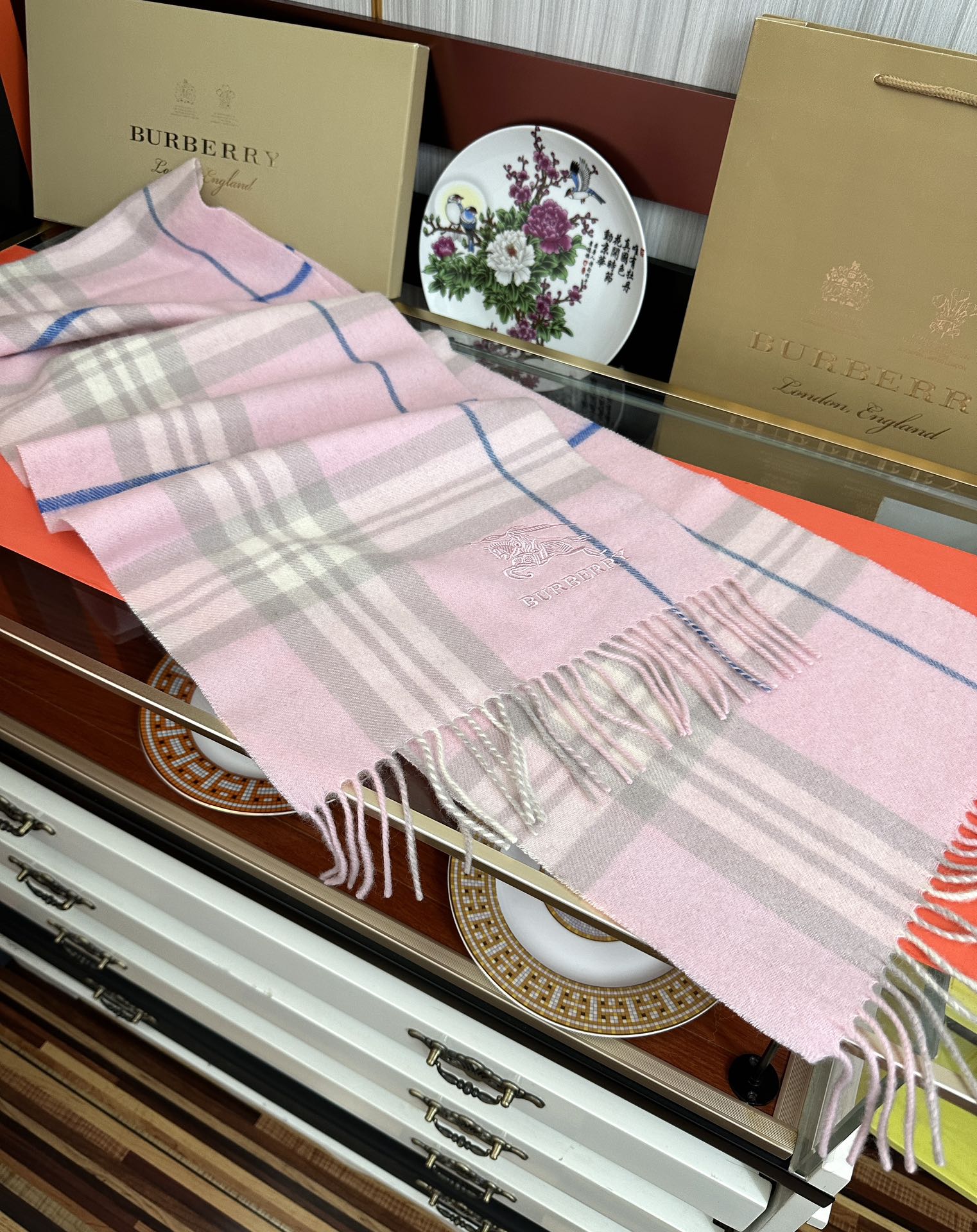 。巴宝莉2025。最新款💖【经典格子战马】男女通用情侣👫款，永不过时，上身效果非常棒👍质感醇尚的苏格兰风