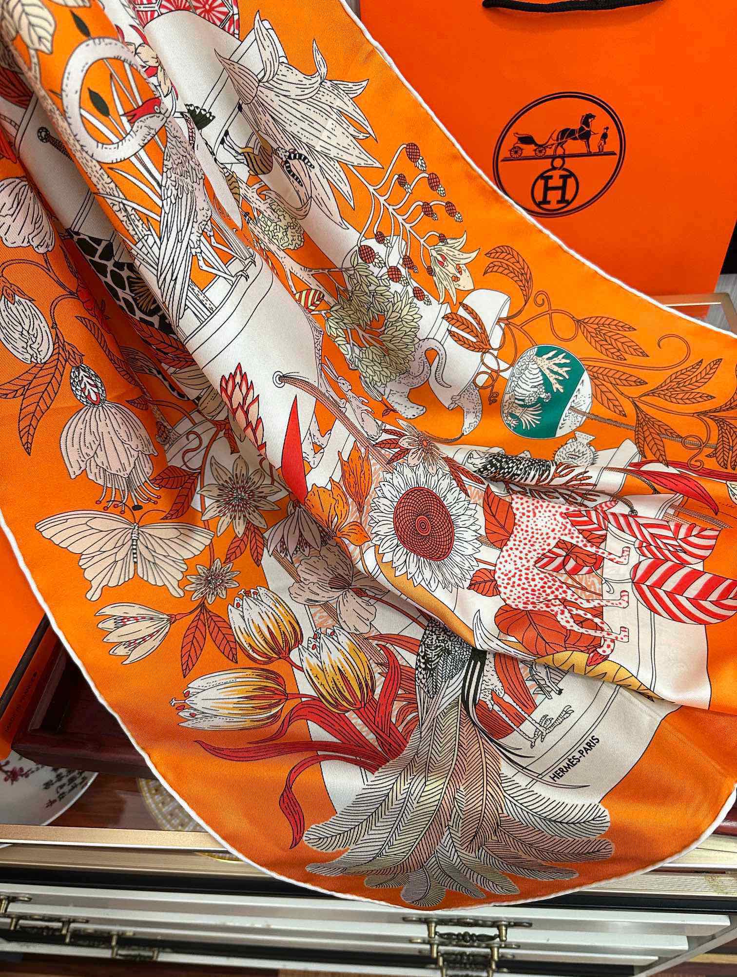 高版本。HERMES 【珍奇乐园】太阳精致卷边嘴唇品质感很显好得意好搭到上瘾的丝巾色带着不显山不露水的简
