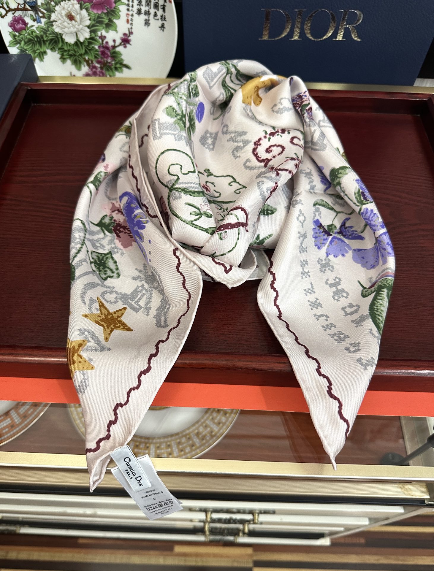  。高版本Dior【复古十字绣】这款方巾饰以 Christian 1947 印花嘴唇点缀以充满诗情画意的