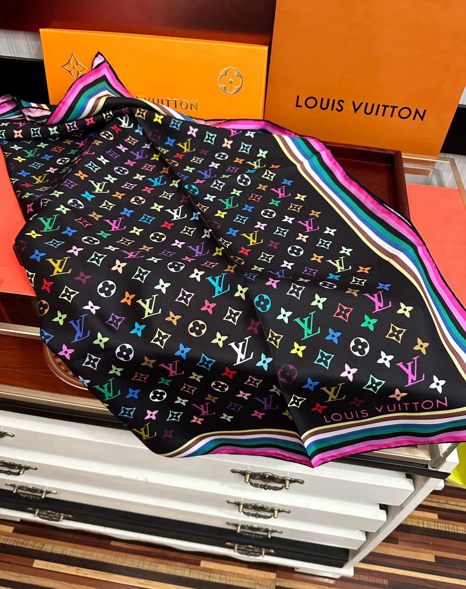高版本到货太阳 LV 太美了庆祝顶级的设计發风格非常适合夏天搭配色随便怎么围都好看得意方巾出自路易与村上