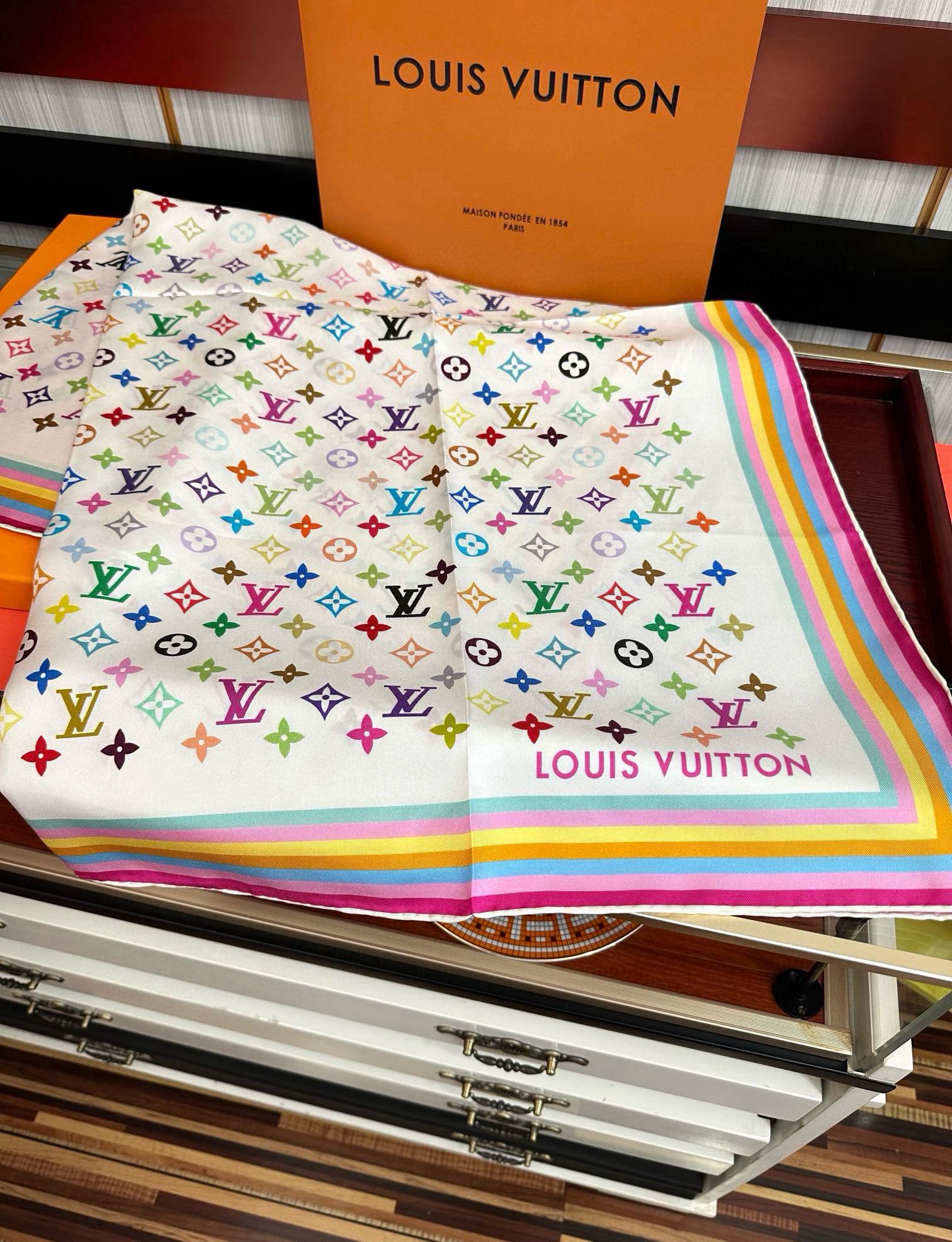 高版本到货太阳 LV 太美了庆祝顶级的设计發风格非常适合夏天搭配色随便怎么围都好看得意方巾出自路易与村上