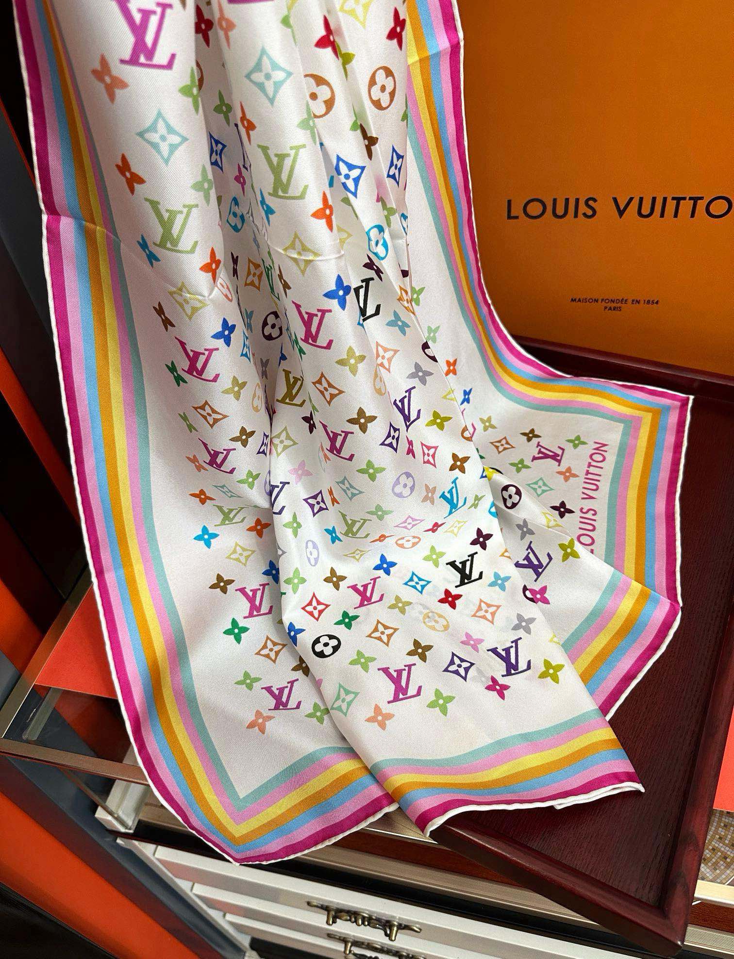 高版本到货太阳 LV 太美了庆祝顶级的设计發风格非常适合夏天搭配色随便怎么围都好看得意方巾出自路易与村上