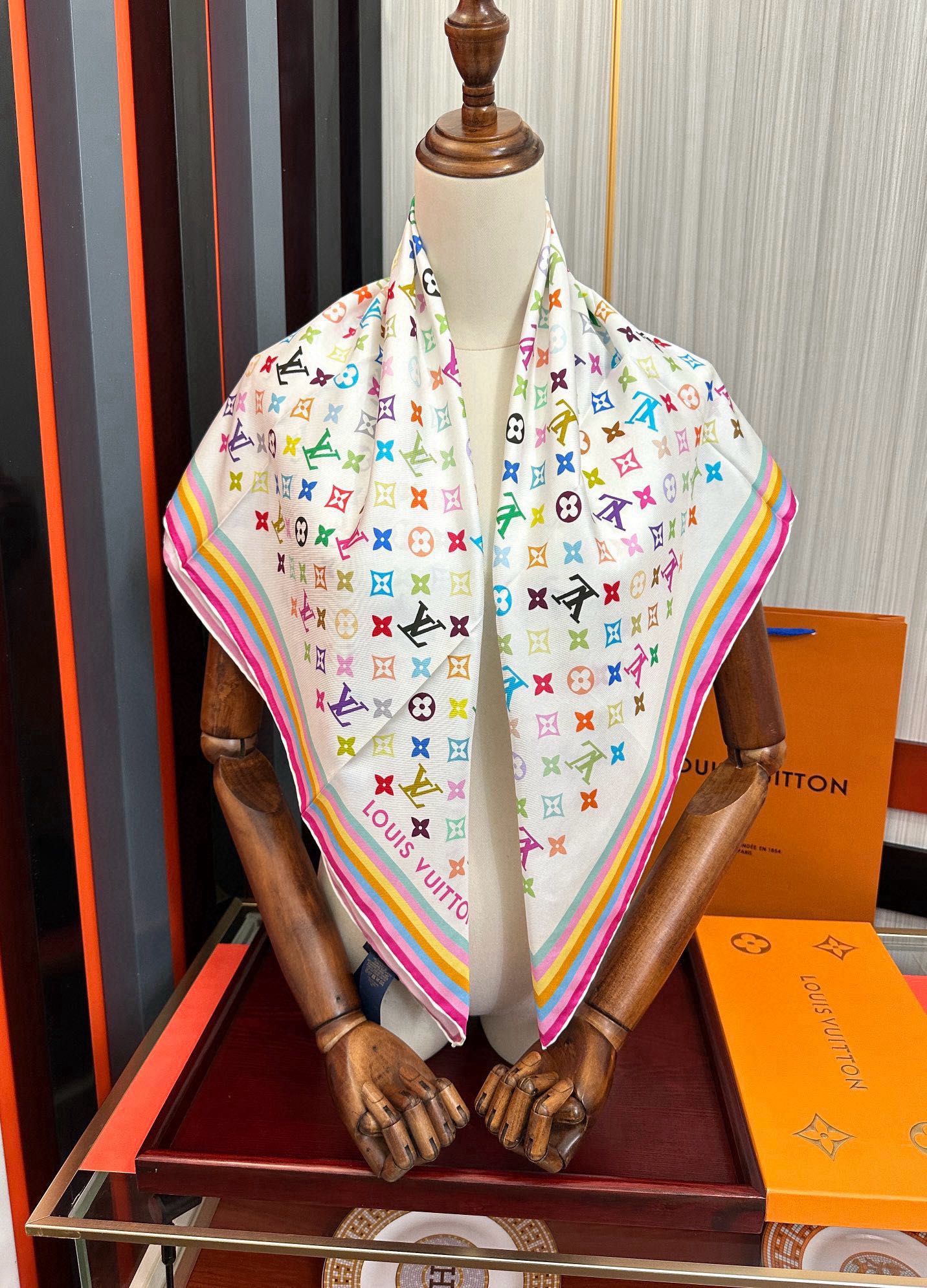 高版本到货太阳 LV 太美了庆祝顶级的设计發风格非常适合夏天搭配色随便怎么围都好看得意方巾出自路易与村上
