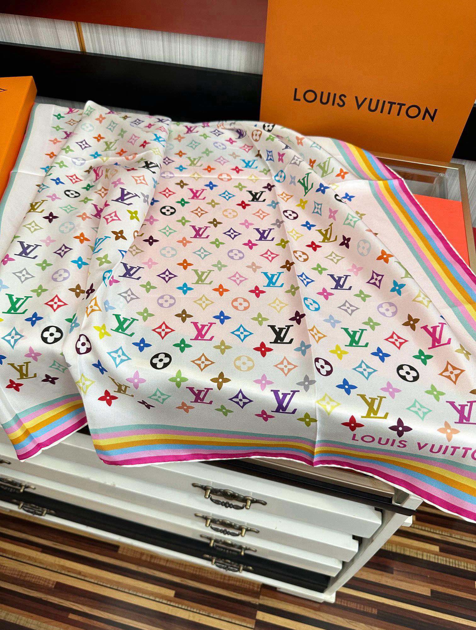高版本到货太阳 LV 太美了庆祝顶级的设计發风格非常适合夏天搭配色随便怎么围都好看得意方巾出自路易与村上