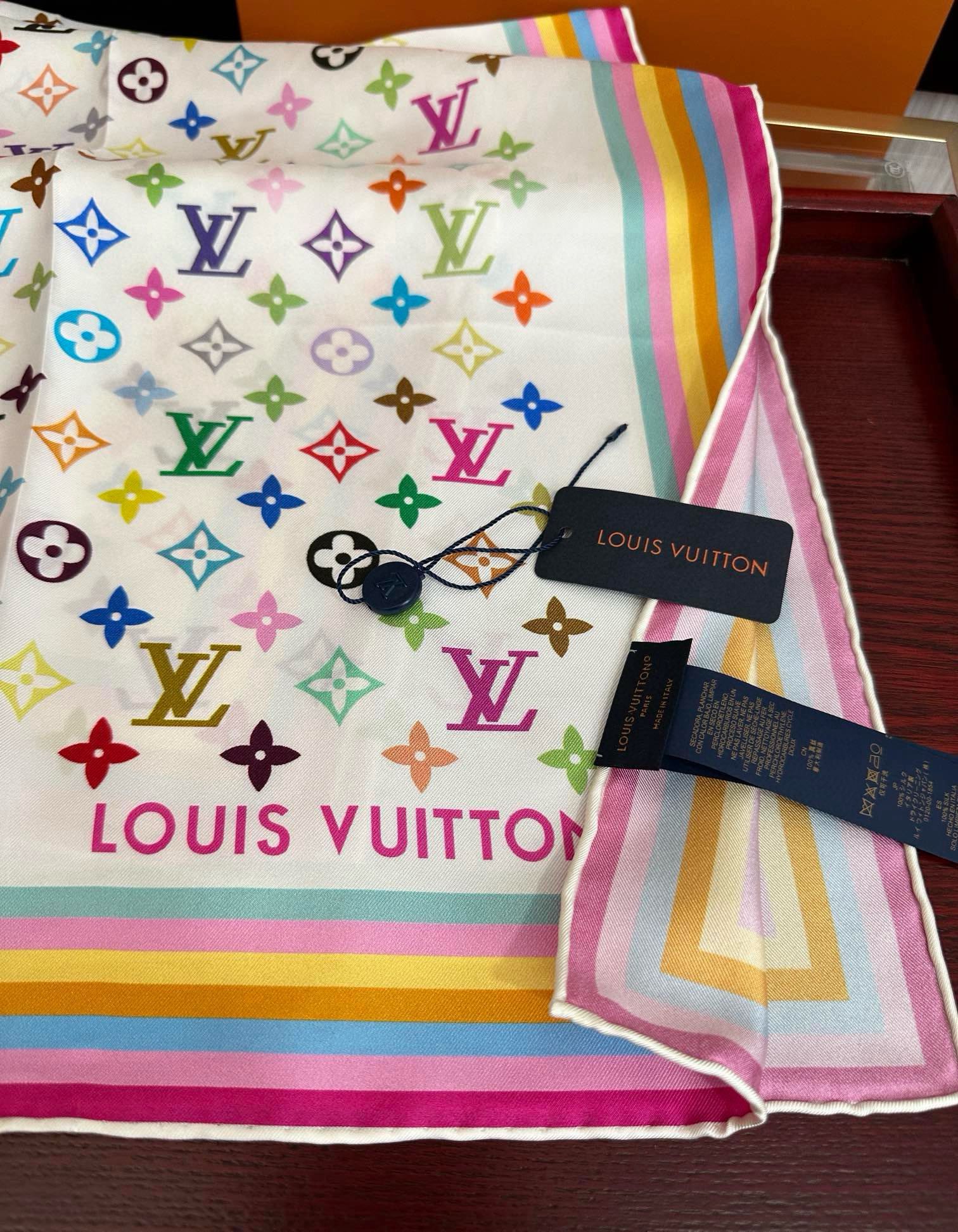 高版本到货太阳 LV 太美了庆祝顶级的设计發风格非常适合夏天搭配色随便怎么围都好看得意方巾出自路易与村上