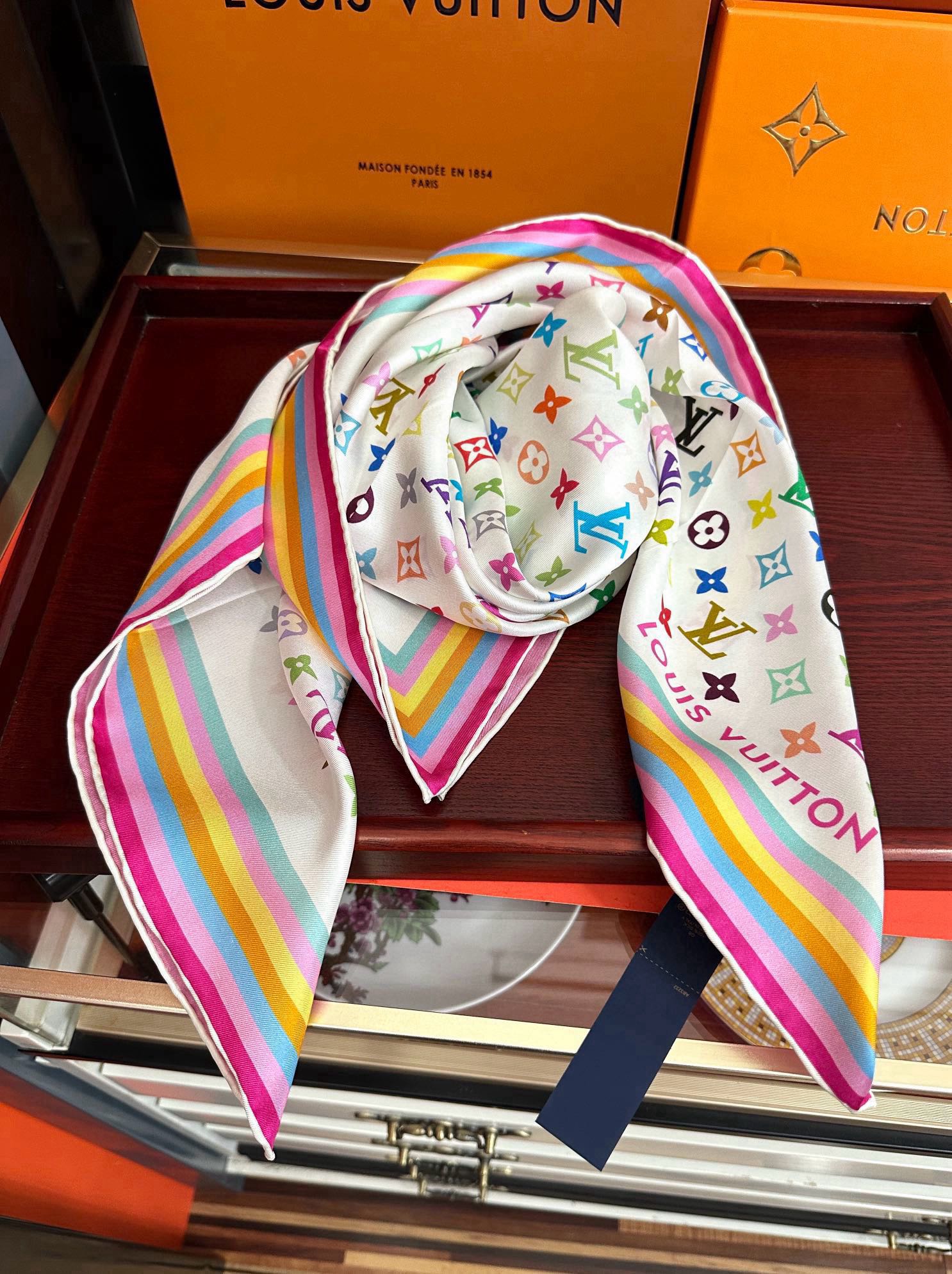 高版本到货太阳 LV 太美了庆祝顶级的设计發风格非常适合夏天搭配色随便怎么围都好看得意方巾出自路易与村上