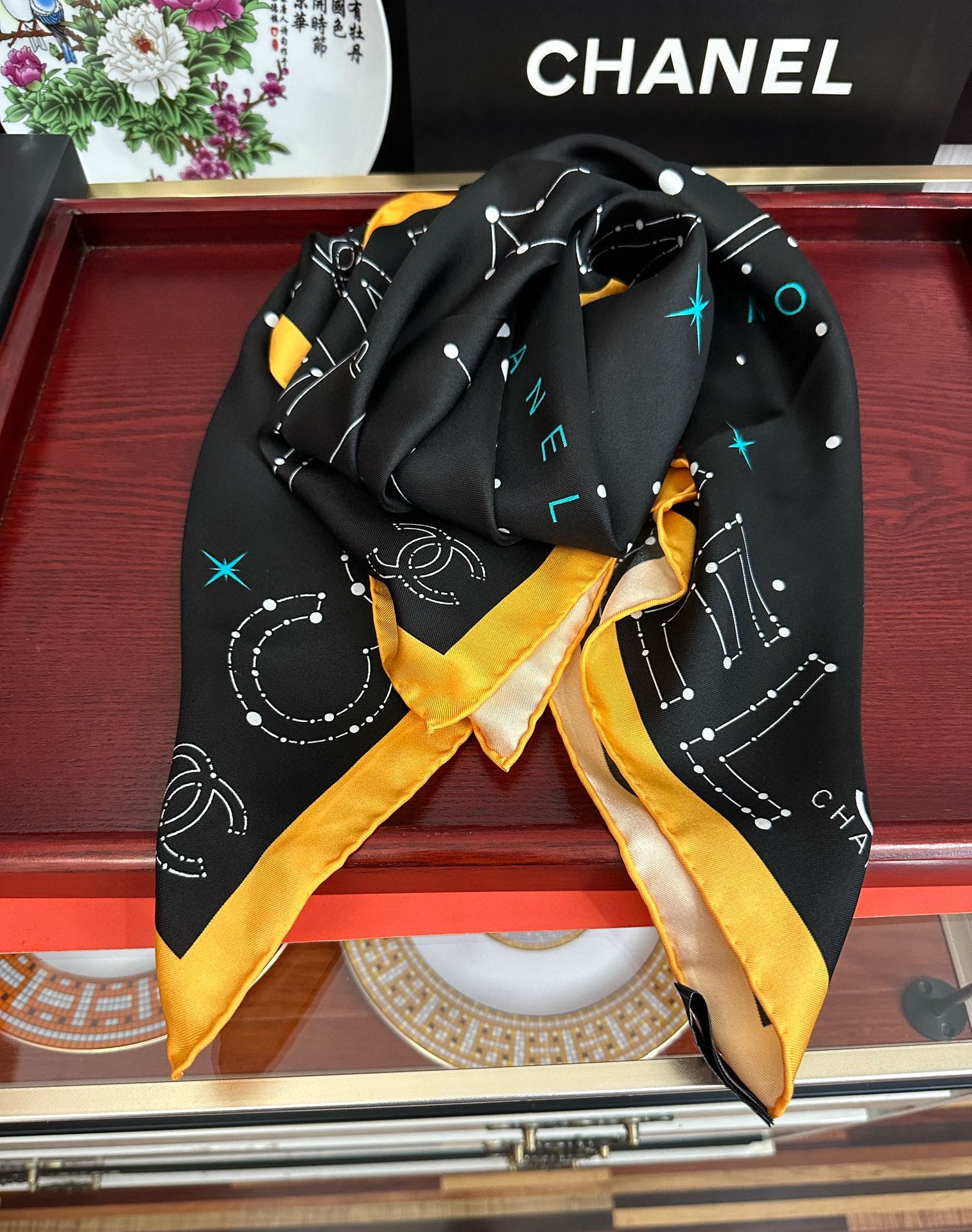  ❤️新款 香奈儿 •2025 《星座方巾》真丝斜纹绸 精致手工卷边质感高级呲牙触感柔滑庆祝将星座元素与