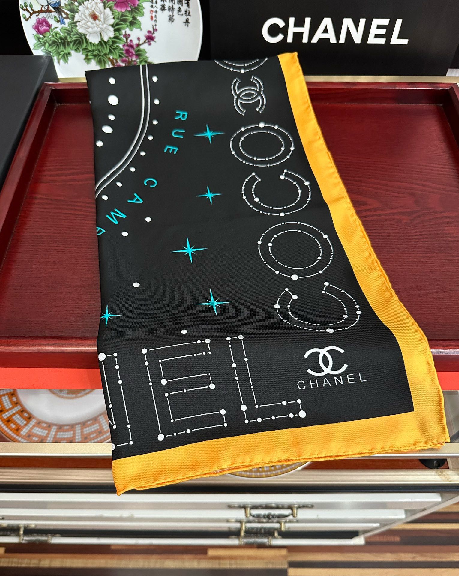  ❤️新款 香奈儿 •2025 《星座方巾》真丝斜纹绸 精致手工卷边质感高级呲牙触感柔滑庆祝将星座元素与