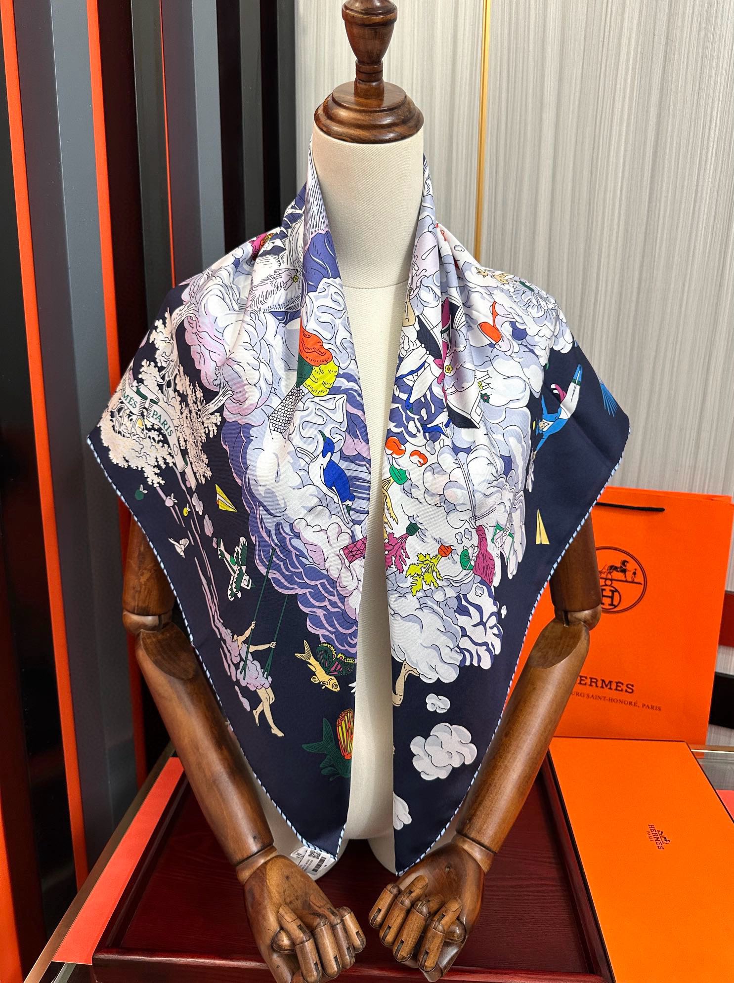  高版本2025𝐇𝐞𝐫𝐦𝐞𝐬 。《我的云间万象》设计犹如梦幻的邀约庆祝这条丝巾充满了童趣發富有想象👍带你