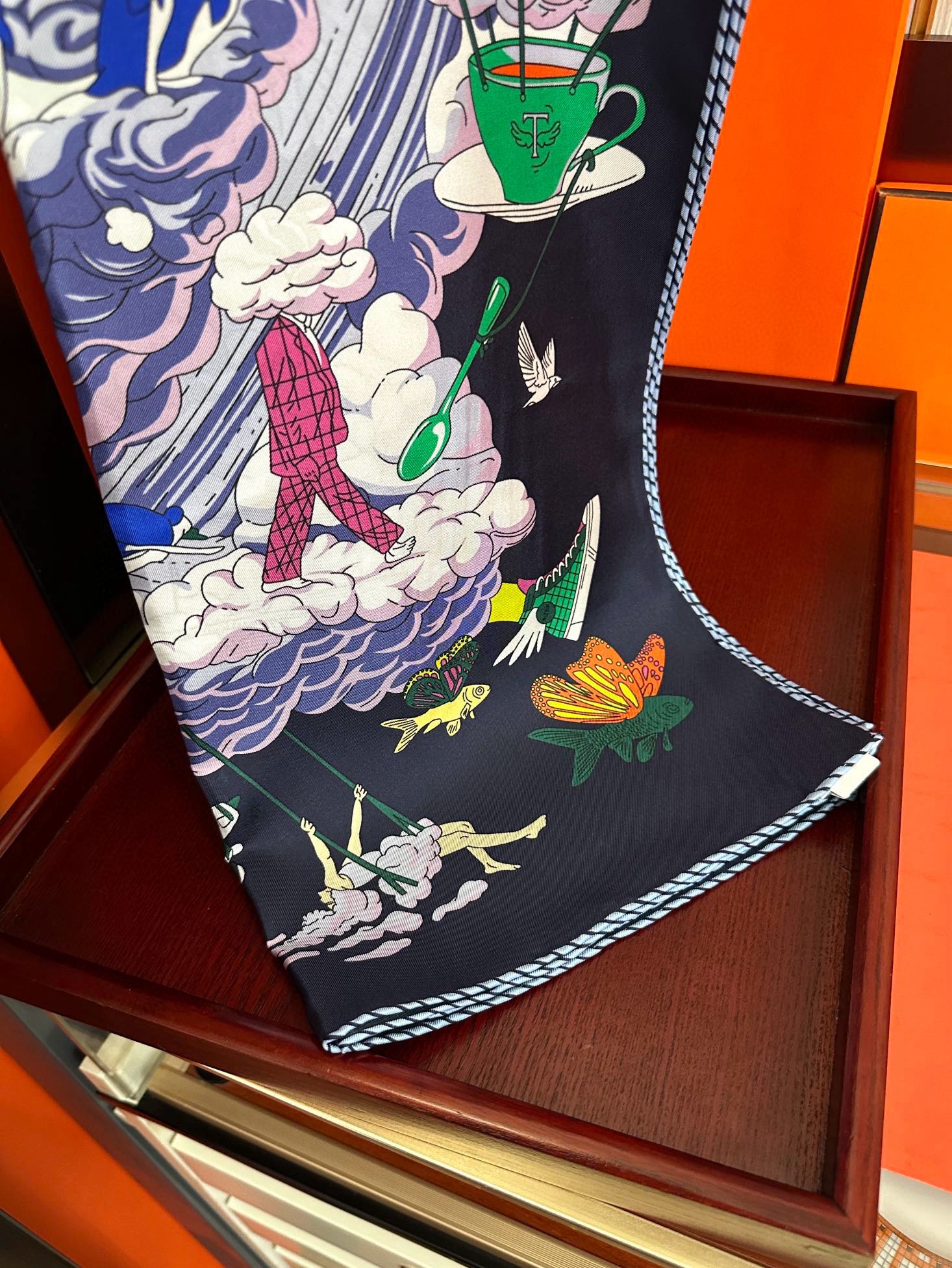  高版本2025𝐇𝐞𝐫𝐦𝐞𝐬 。《我的云间万象》设计犹如梦幻的邀约庆祝这条丝巾充满了童趣發富有想象👍带你