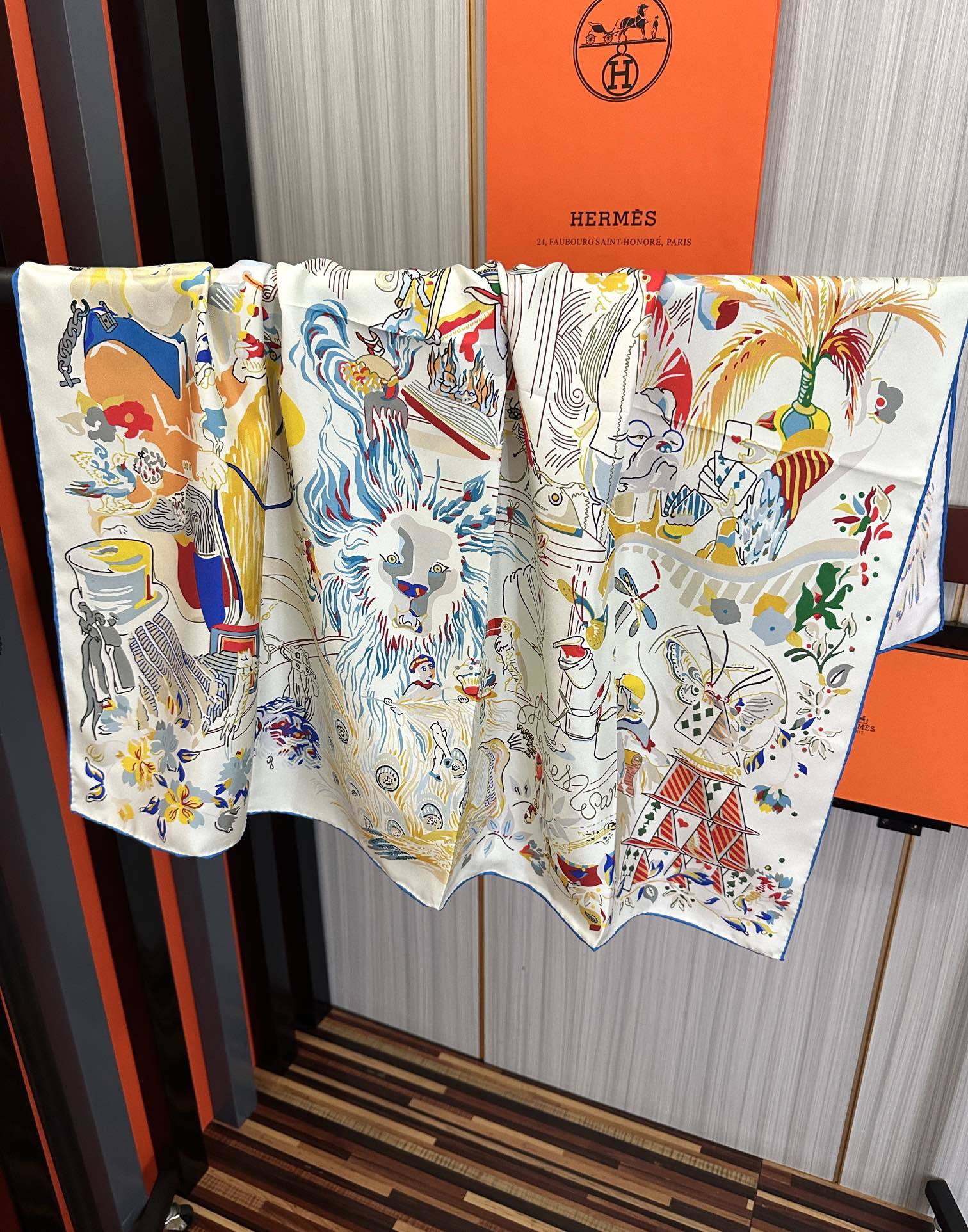 。高版本 爱马仕 官网同步【埃米尔奇幻之夜 】设计师:Virginie 夜幕降临在圣奥诺雷街(rue d