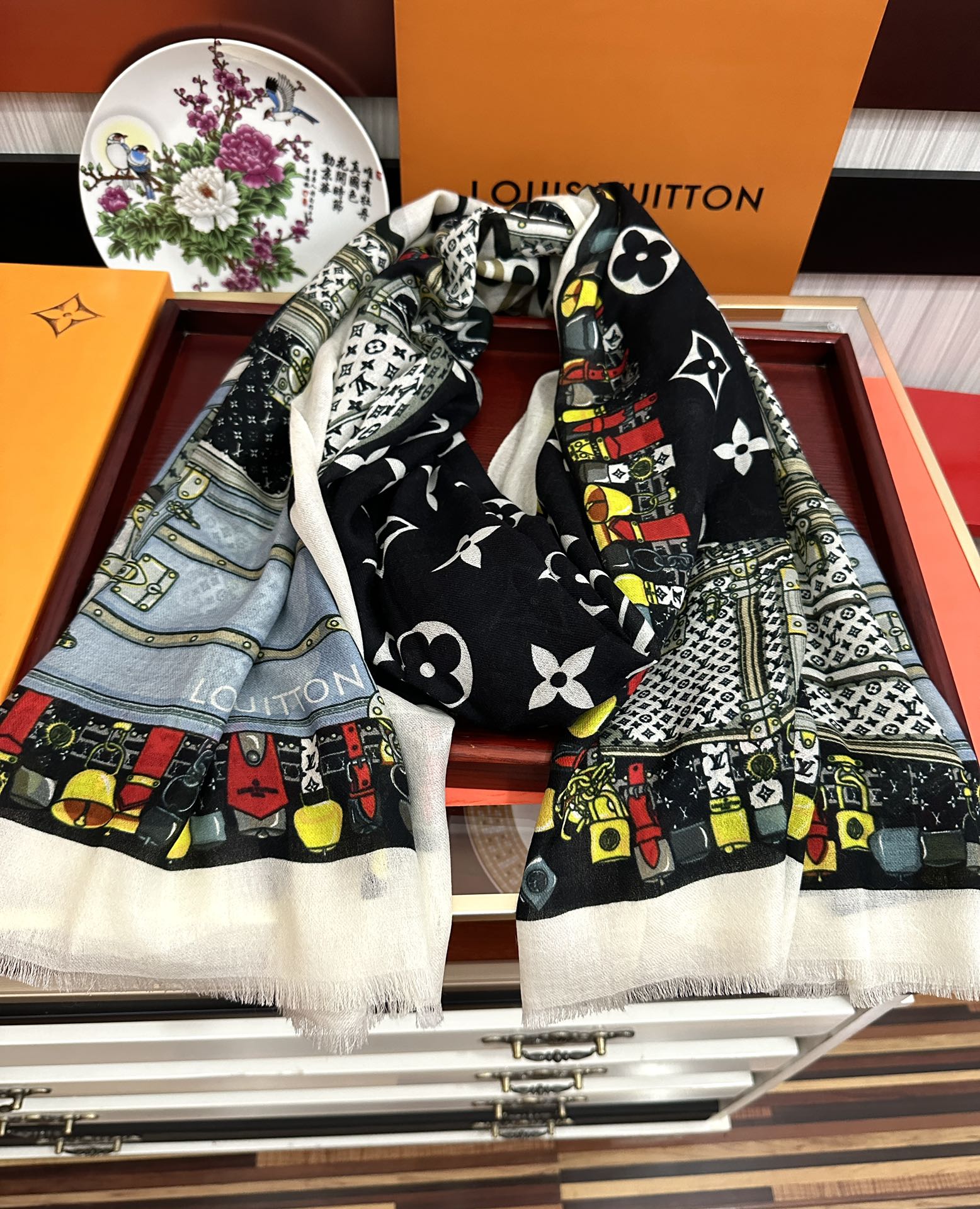  上新L家，2025最新款‼️真心赞👍【双面戒指绒长巾】😘💍实物真心美 🎀披肩配以印花💓💃🏻无论设计喷绘