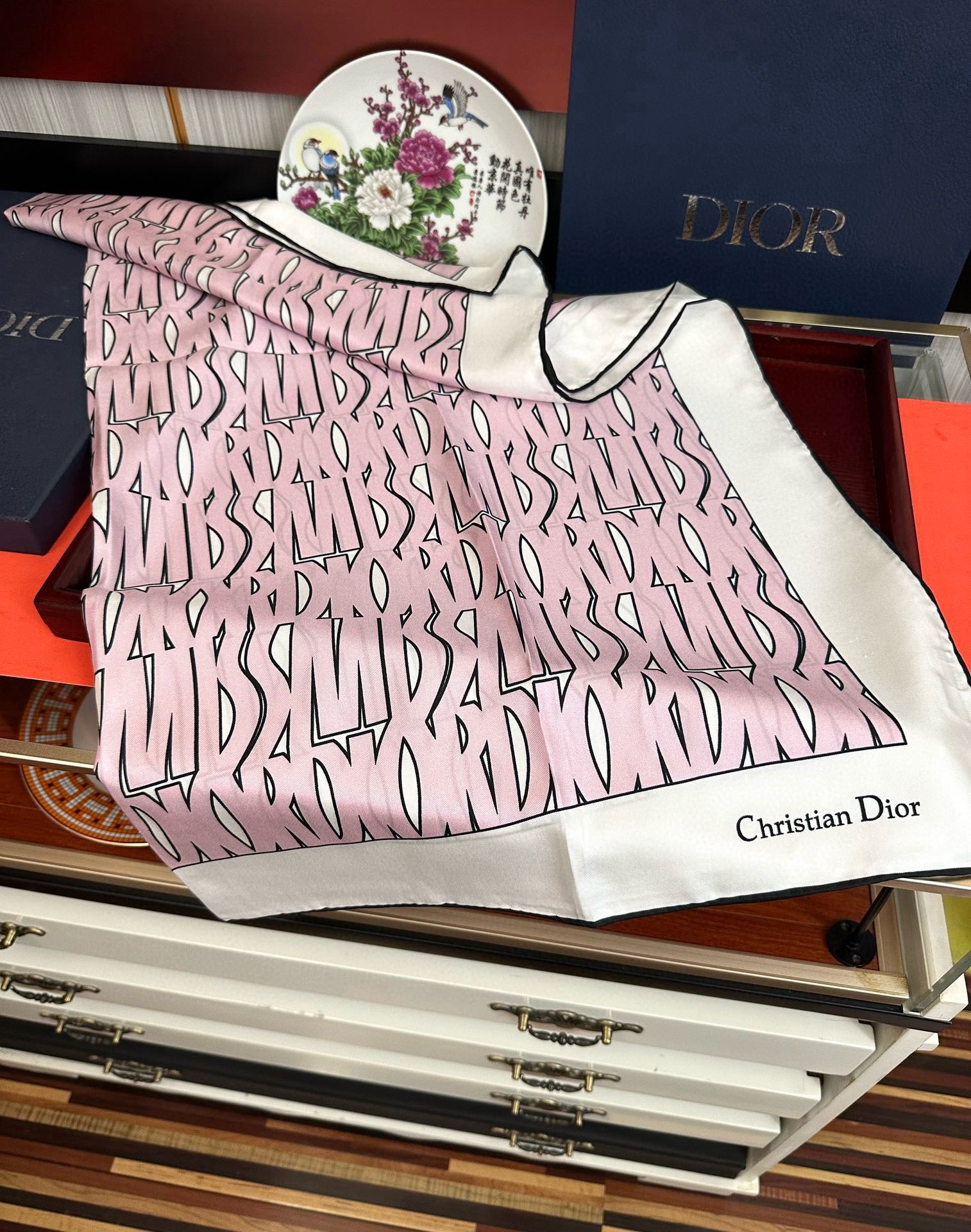 。Dior Chardons 2025新款 图案印花得意展示象征着保护色韧性和自由的苏格兰庆祝采用粉色