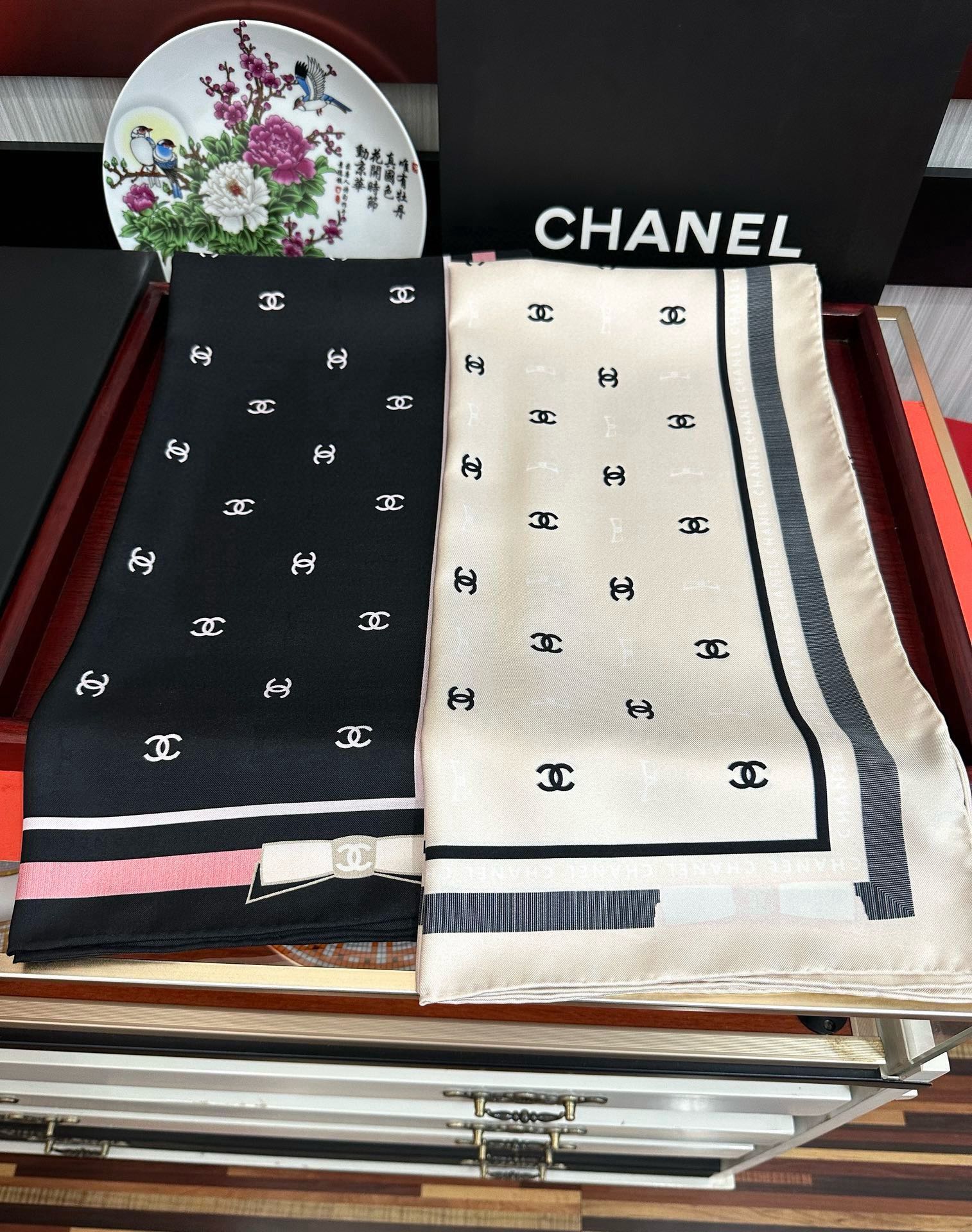 新款發CHANEL 官网同步【双面同色蝴蝶结🎀】18姆米 2025新品方巾必须征服它今年丝巾的戴法色一下