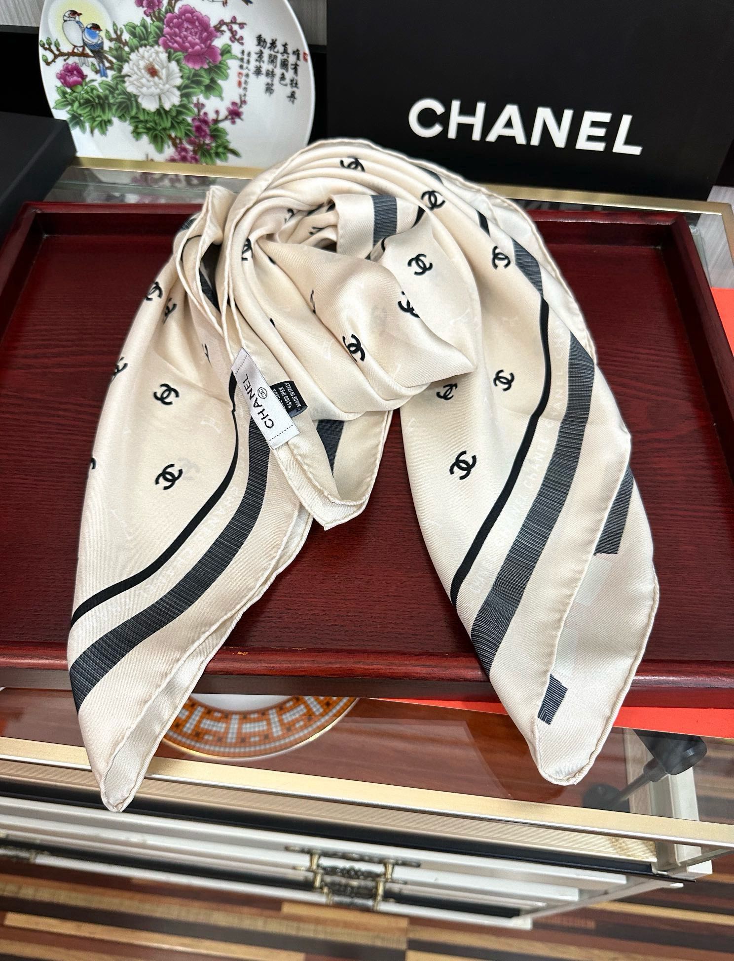新款發CHANEL 官网同步【双面同色蝴蝶结🎀】18姆米 2025新品方巾必须征服它今年丝巾的戴法色一下