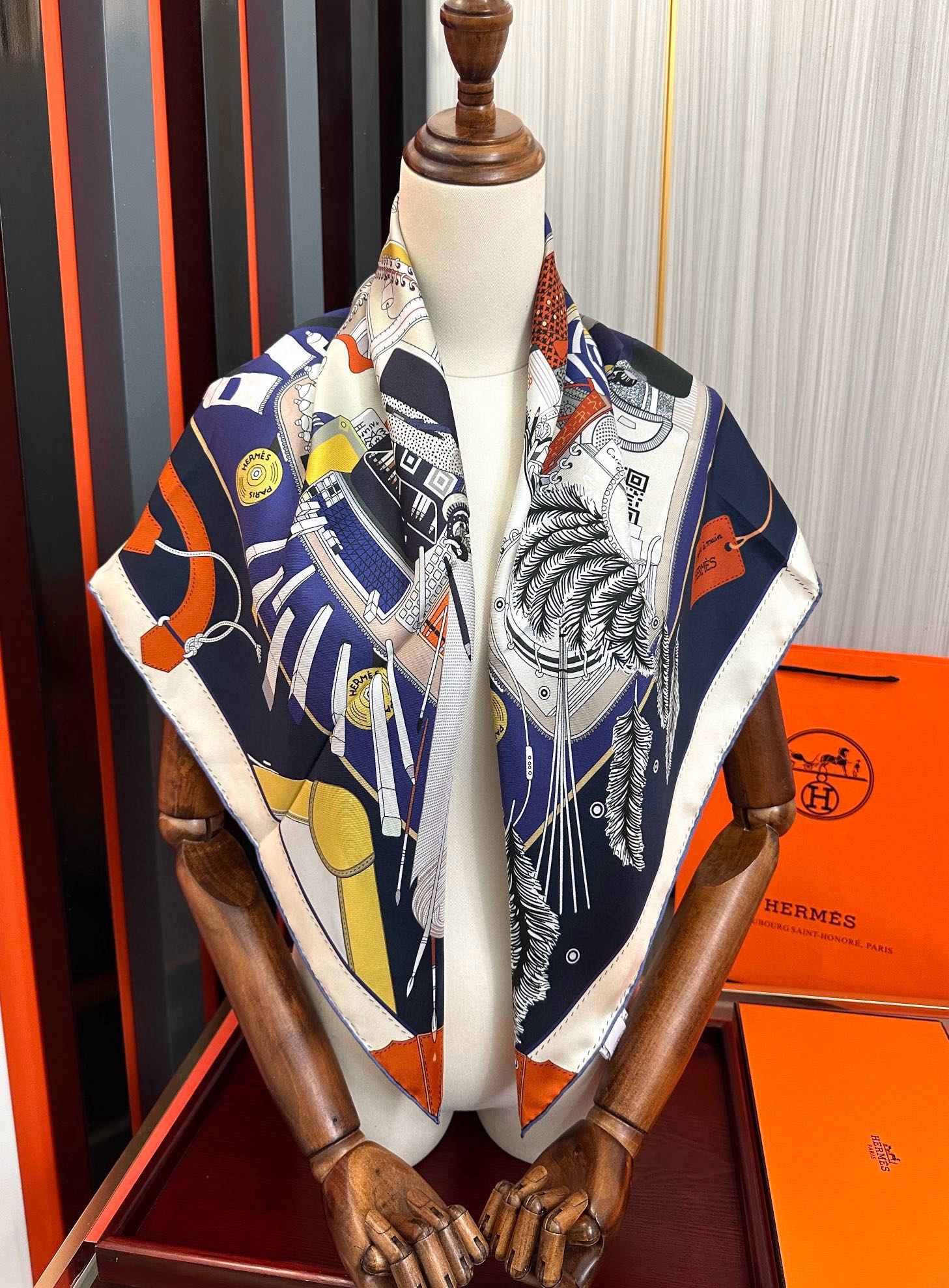 。爱 马 仕 官网同步手工卷边真丝方巾得意  这款爱马家展现强大而迷人的女性魅力精髓色此90厘米方巾推出