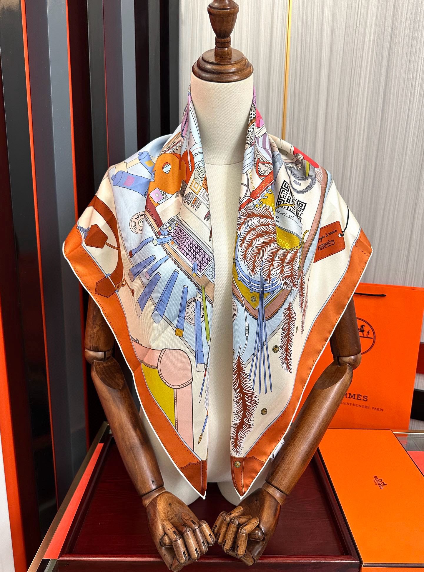 。爱 马 仕 官网同步手工卷边真丝方巾得意  这款爱马家展现强大而迷人的女性魅力精髓色此90厘米方巾推出