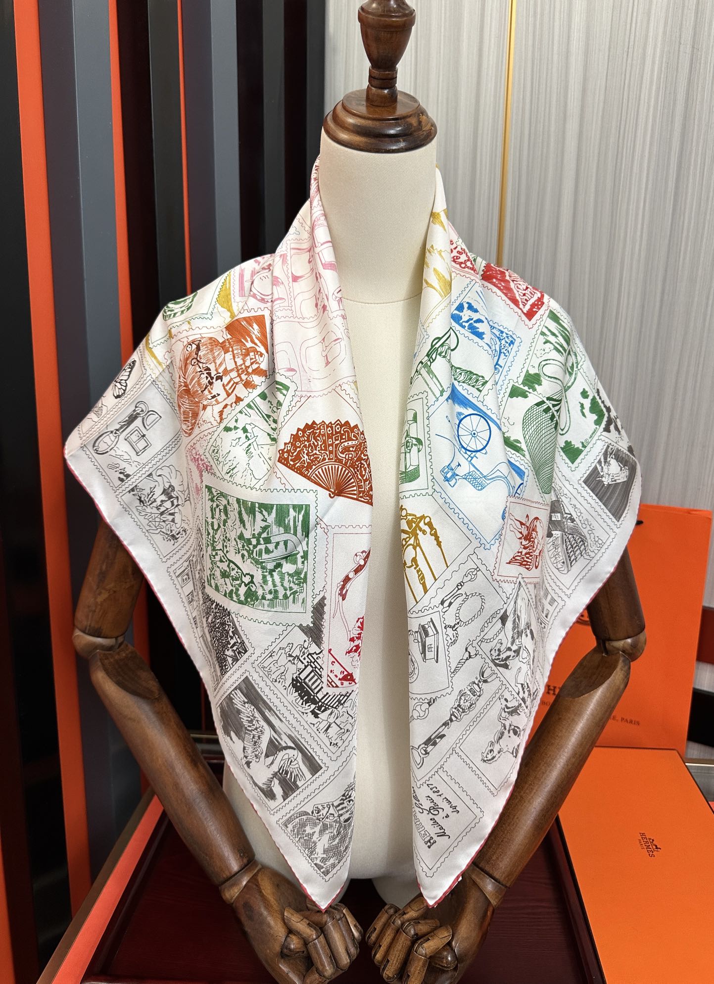 上新2025 。HERMES 重磅庆祝【福宝集邮者】90方巾嘴唇精简时髦，太美了 品质感很显好得意好搭到