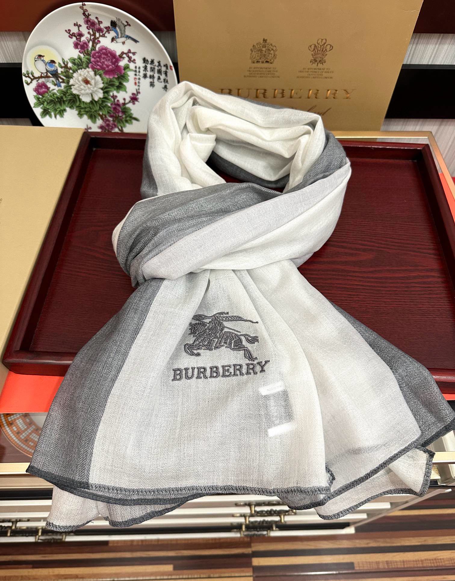 上新。2010 巴宝莉👍采用内蒙古山羊绒，重磅推荐🎀太美了👓火爆，人人都喜欢💕时潮人都有好几条巴家围巾放