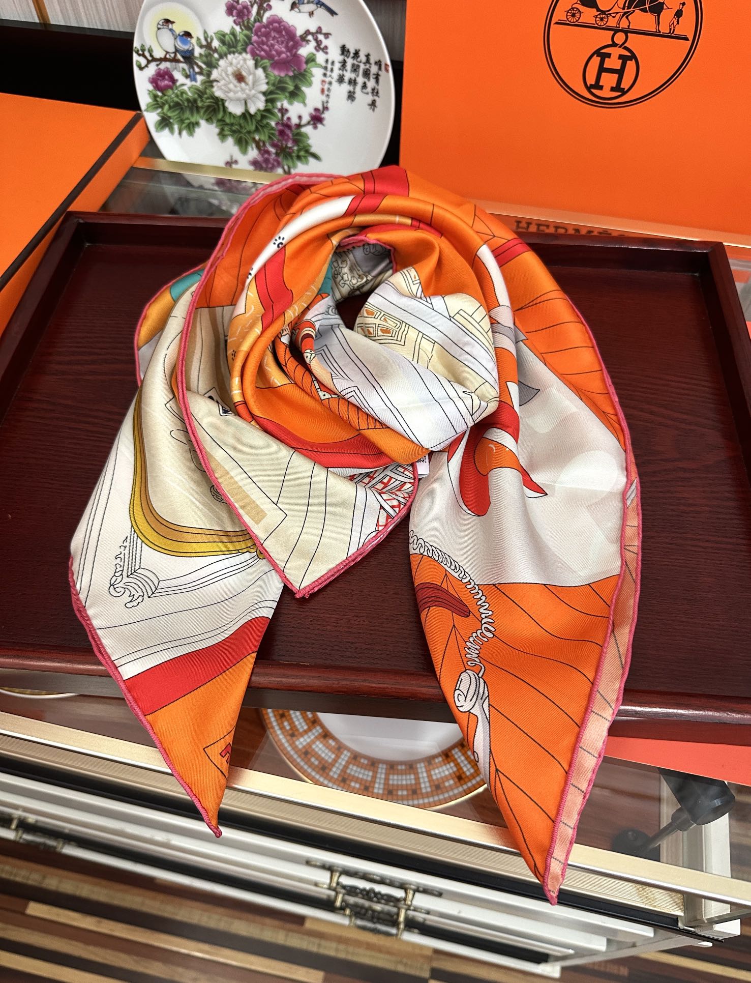 。高品质2025HERMES 【24号之谜】太阳精致卷边嘴唇太美了品质感很显好得意好搭到上瘾的丝巾色带着