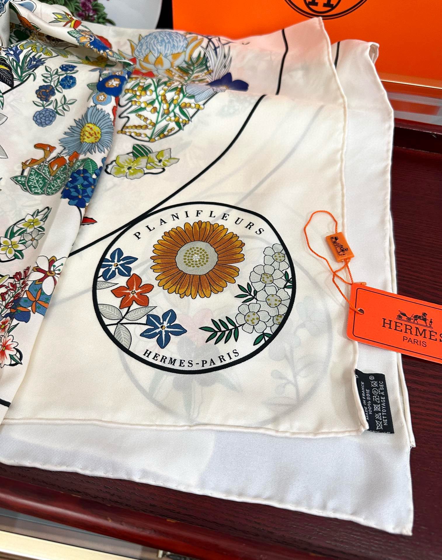 上新2025。HERMES 重磅庆祝【花绘地图】方巾嘴唇精简时髦，品质感很显好得意好搭到上瘾的丝巾色带着
