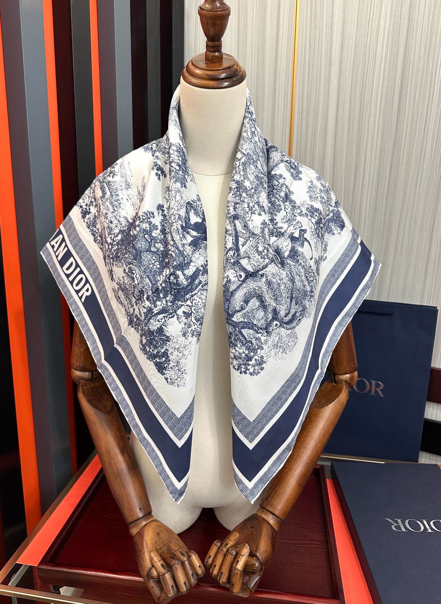。Dior 印花方巾 2025【18姆米双面同色】庆祝Sauvage 茹伊印花这款方巾以经典的 Sauv