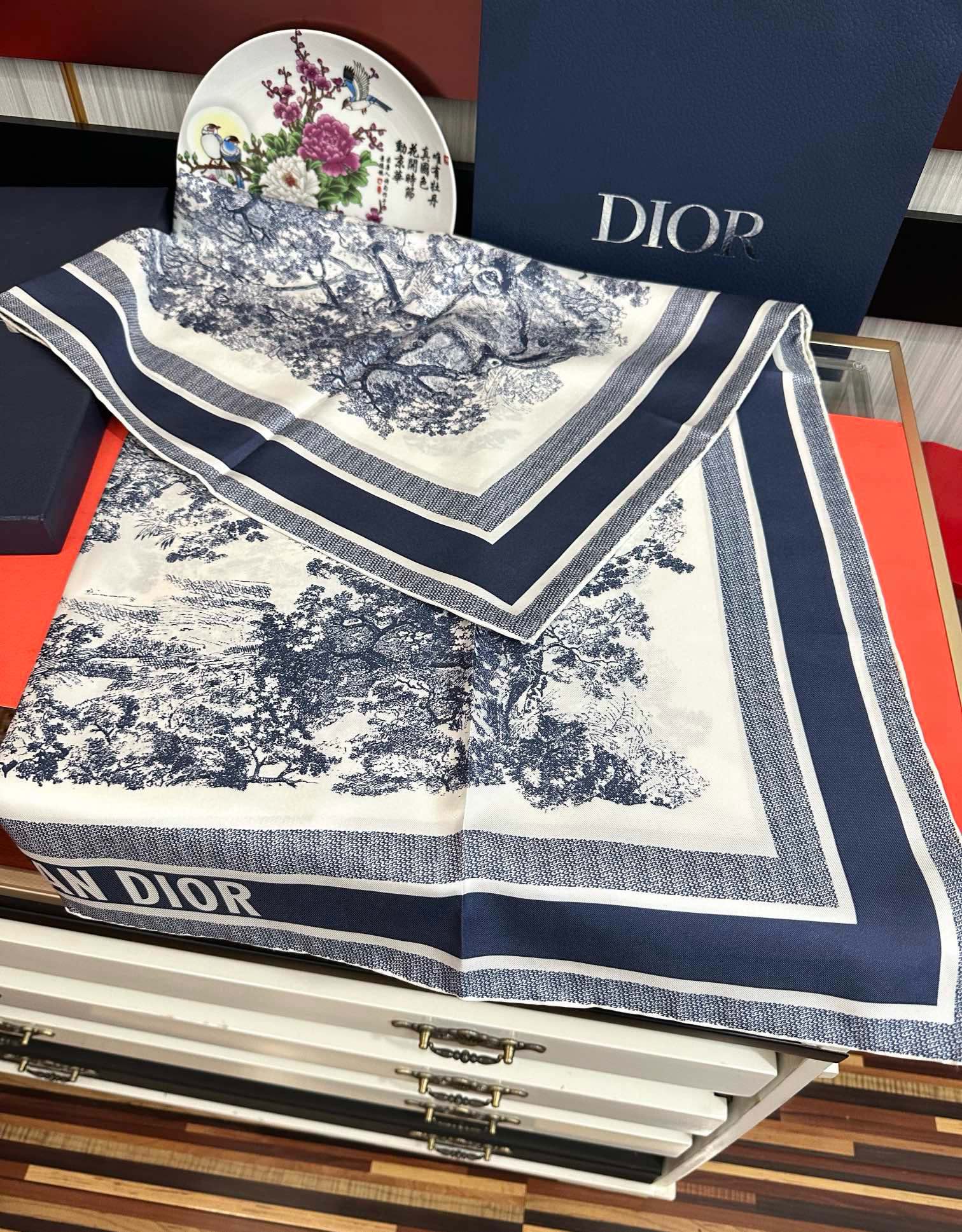 。Dior 印花方巾 2025【18姆米双面同色】庆祝Sauvage 茹伊印花这款方巾以经典的 Sauv