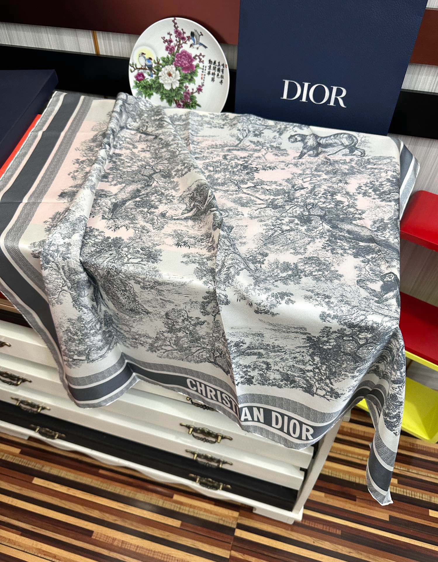 。Dior 印花方巾 2025【18姆米双面同色】庆祝Sauvage 茹伊印花这款方巾以经典的 Sauv
