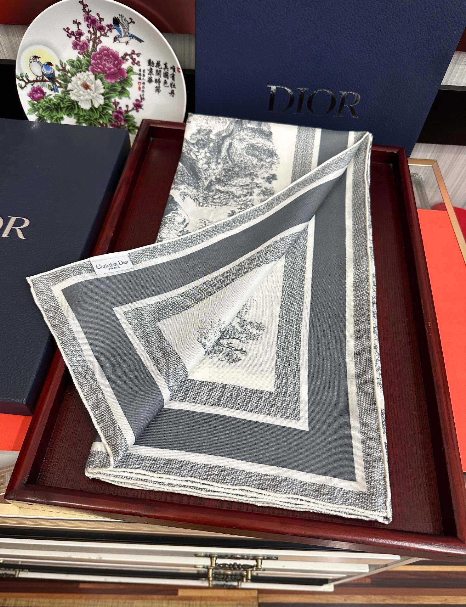 。Dior 印花方巾 2025【18姆米双面同色】庆祝Sauvage 茹伊印花这款方巾以经典的 Sauv