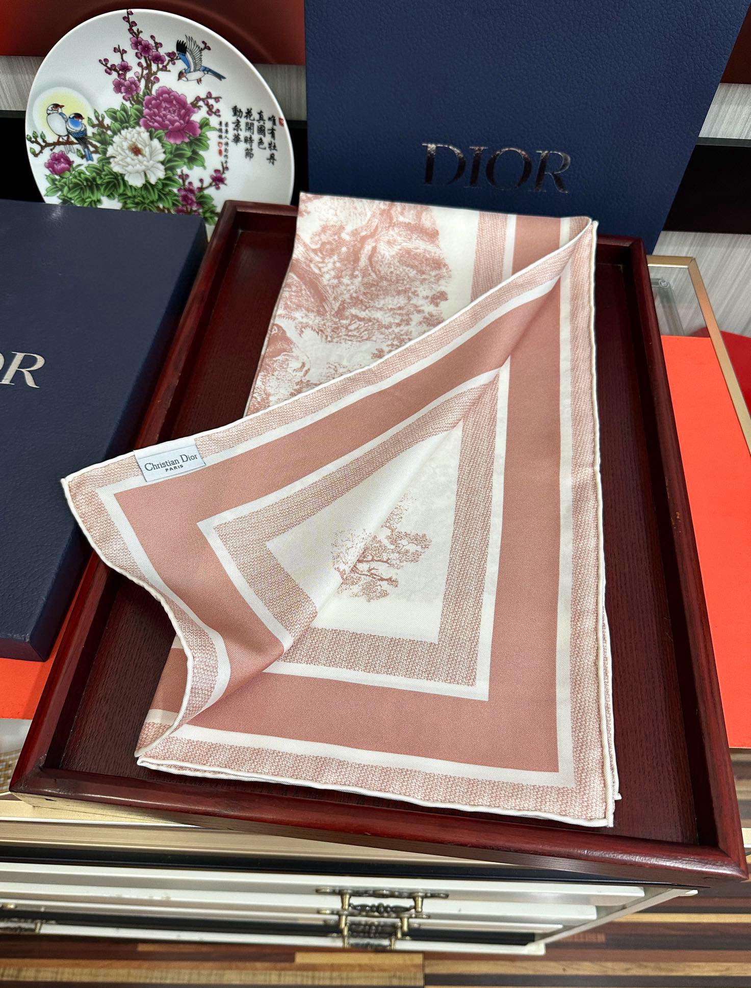 。Dior 印花方巾 2025【18姆米双面同色】庆祝Sauvage 茹伊印花这款方巾以经典的 Sauv