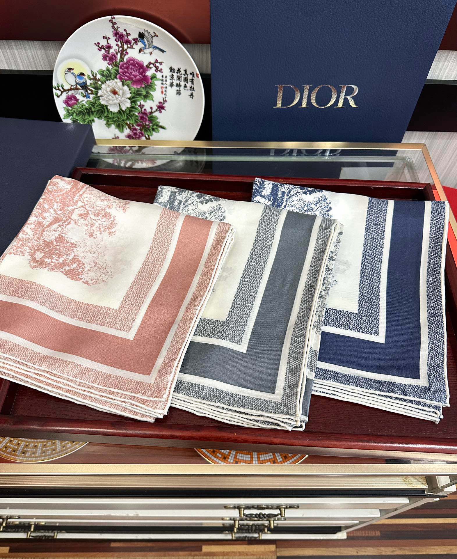 。Dior 印花方巾 2025【18姆米双面同色】庆祝Sauvage 茹伊印花这款方巾以经典的 Sauv