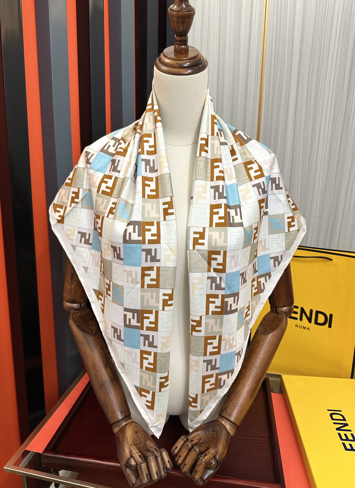  。新款2025Fendi 围巾 采用定制的“Walking around Rome”图案庆祝灵感源自罗