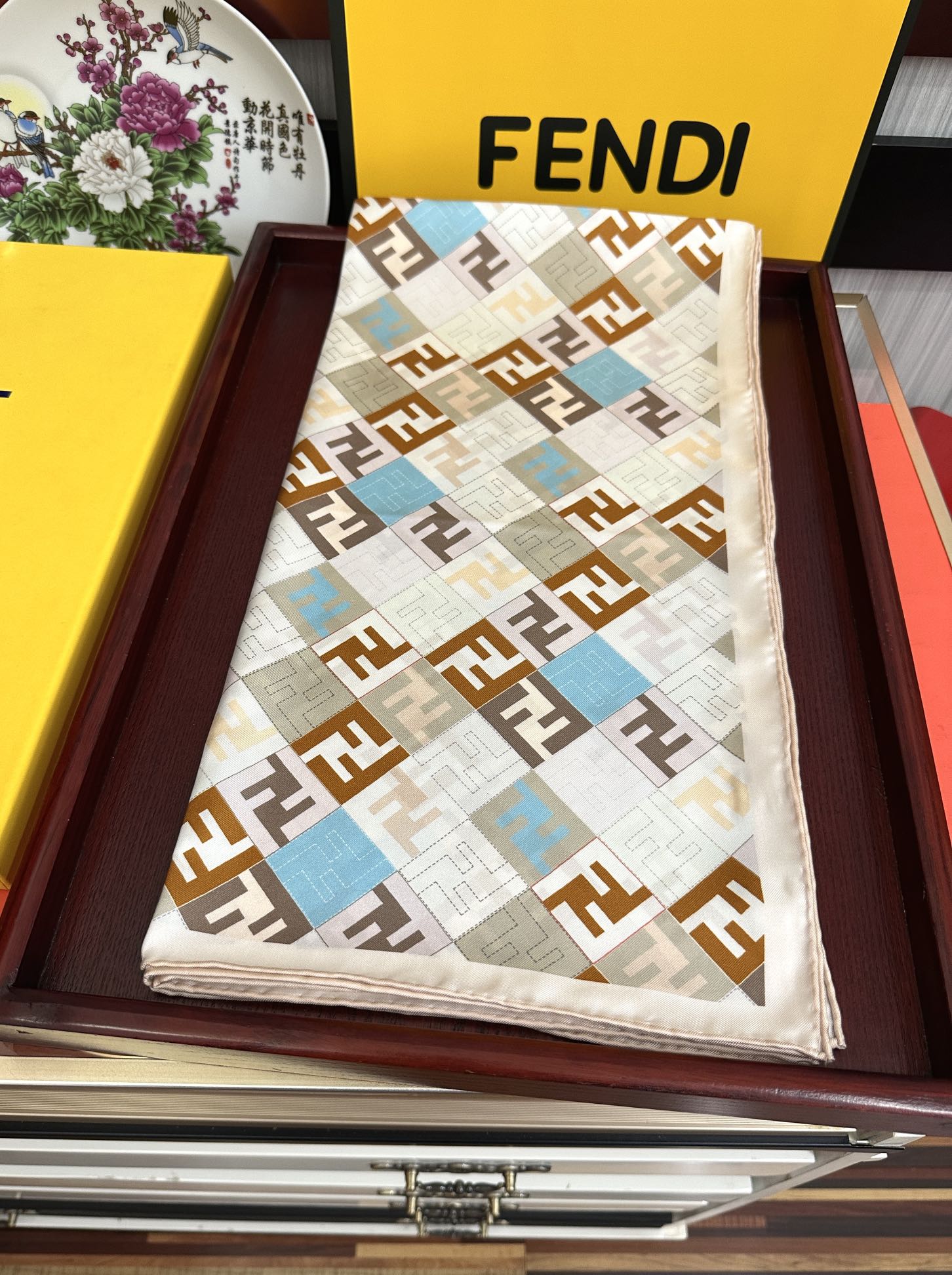  。新款2025Fendi 围巾 采用定制的“Walking around Rome”图案庆祝灵感源自罗