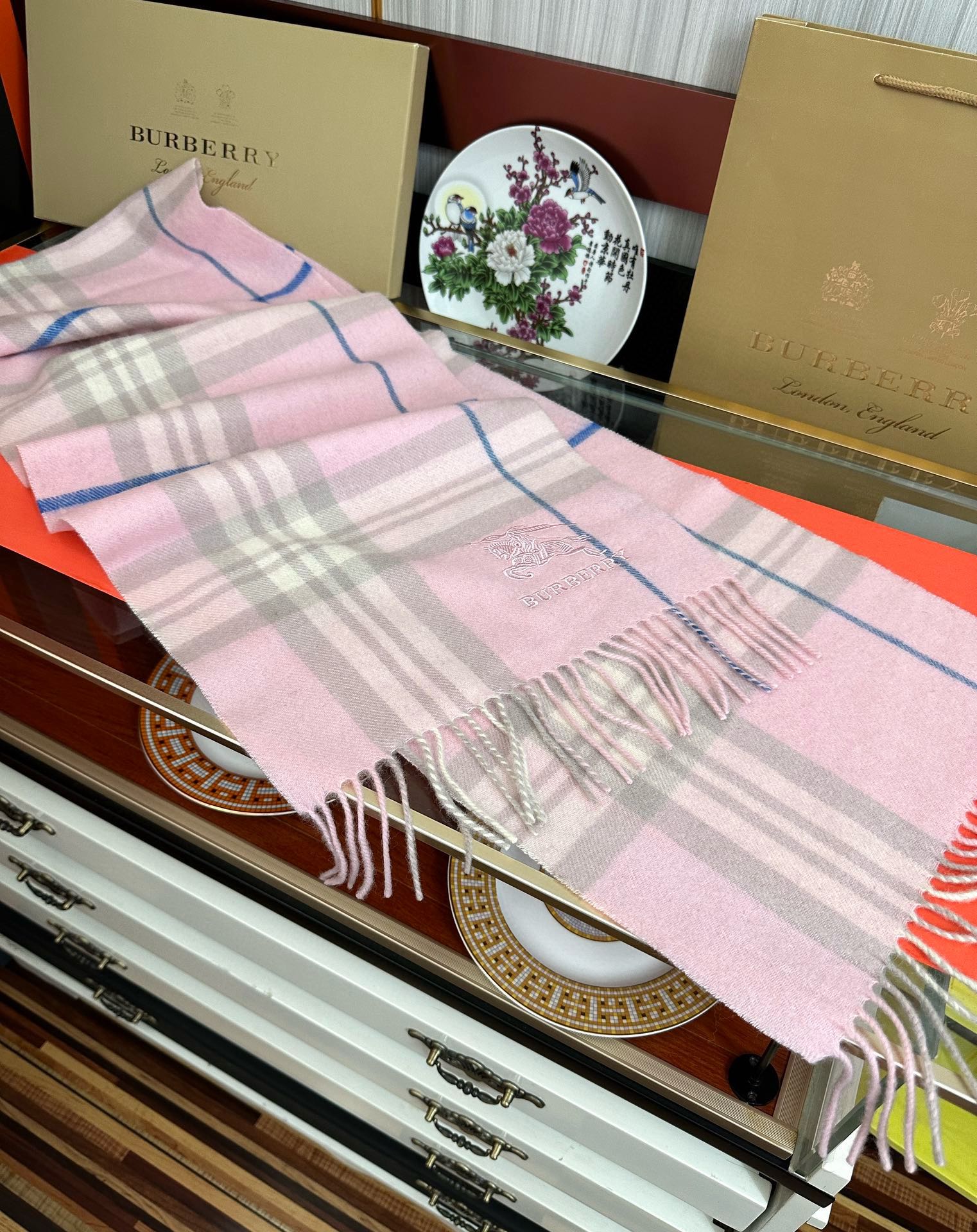 。巴宝莉2025。最新款💖【经典格子战马】男女通用情侣👫款，永不过时，上身效果非常棒👍质感醇尚的苏格兰风