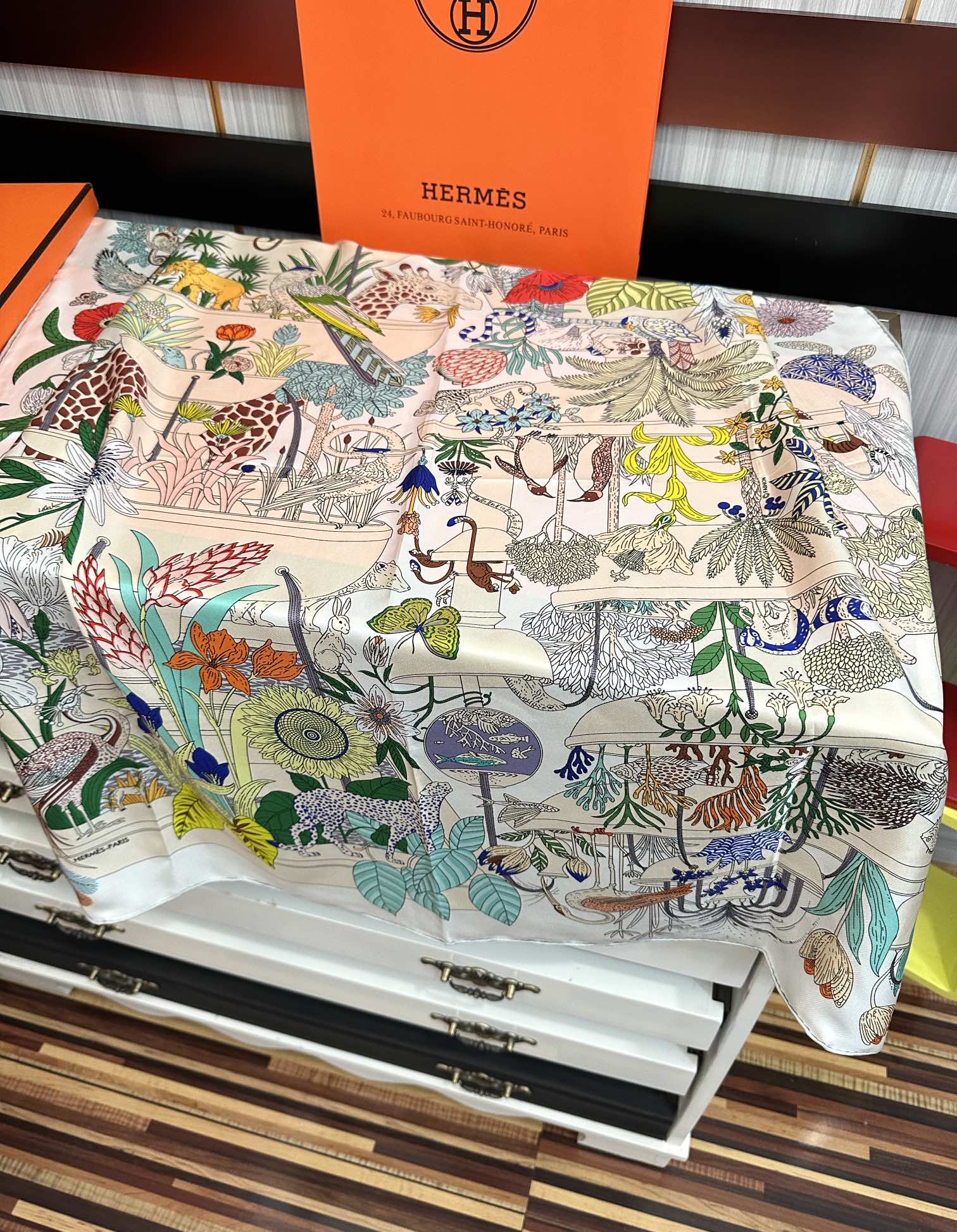 高版本。HERMES 【珍奇乐园】太阳精致卷边嘴唇品质感很显好得意好搭到上瘾的丝巾色带着不显山不露水的简