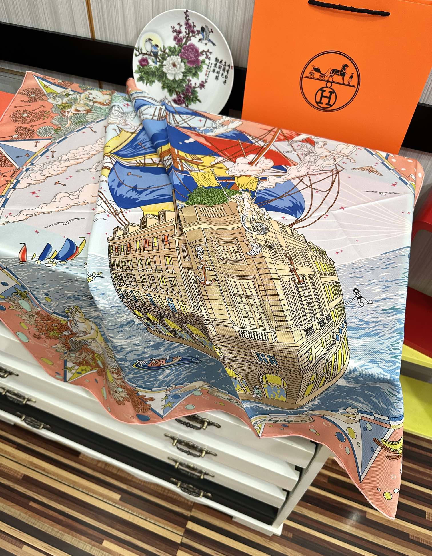 上新2025 。HERMES 重磅庆祝【爱马仕旗舰】方巾嘴唇精简时髦，品质感很显好得意好搭到上瘾的丝巾色