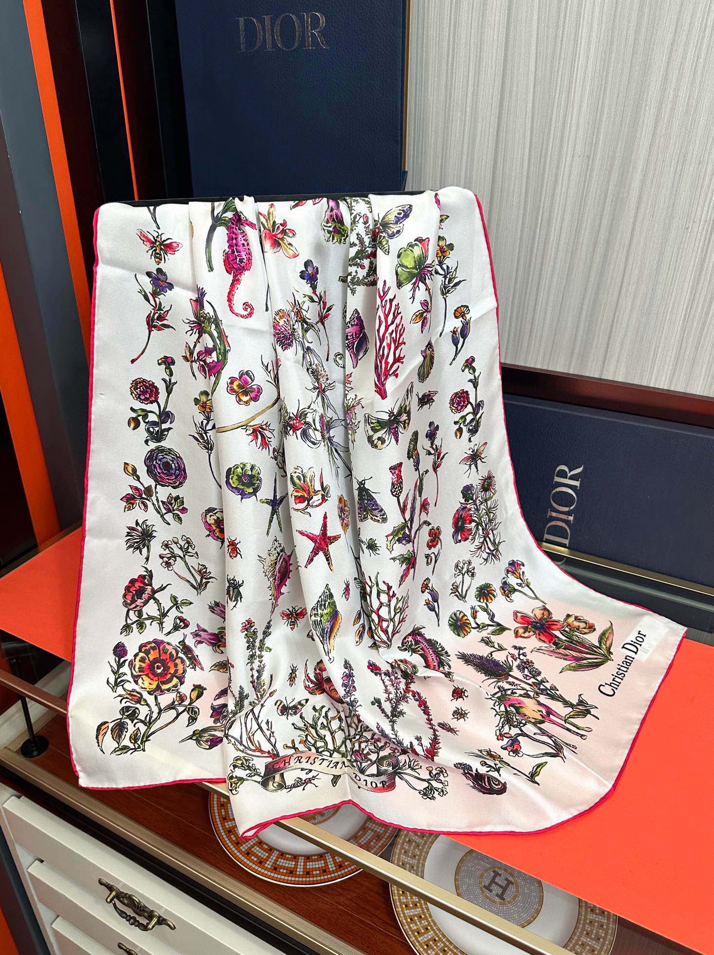 。上新Dior 最新款官网同步Camo PaPillon 图案印花庆祝以优雅而诗意的设计全新演绎蝴蝶主题