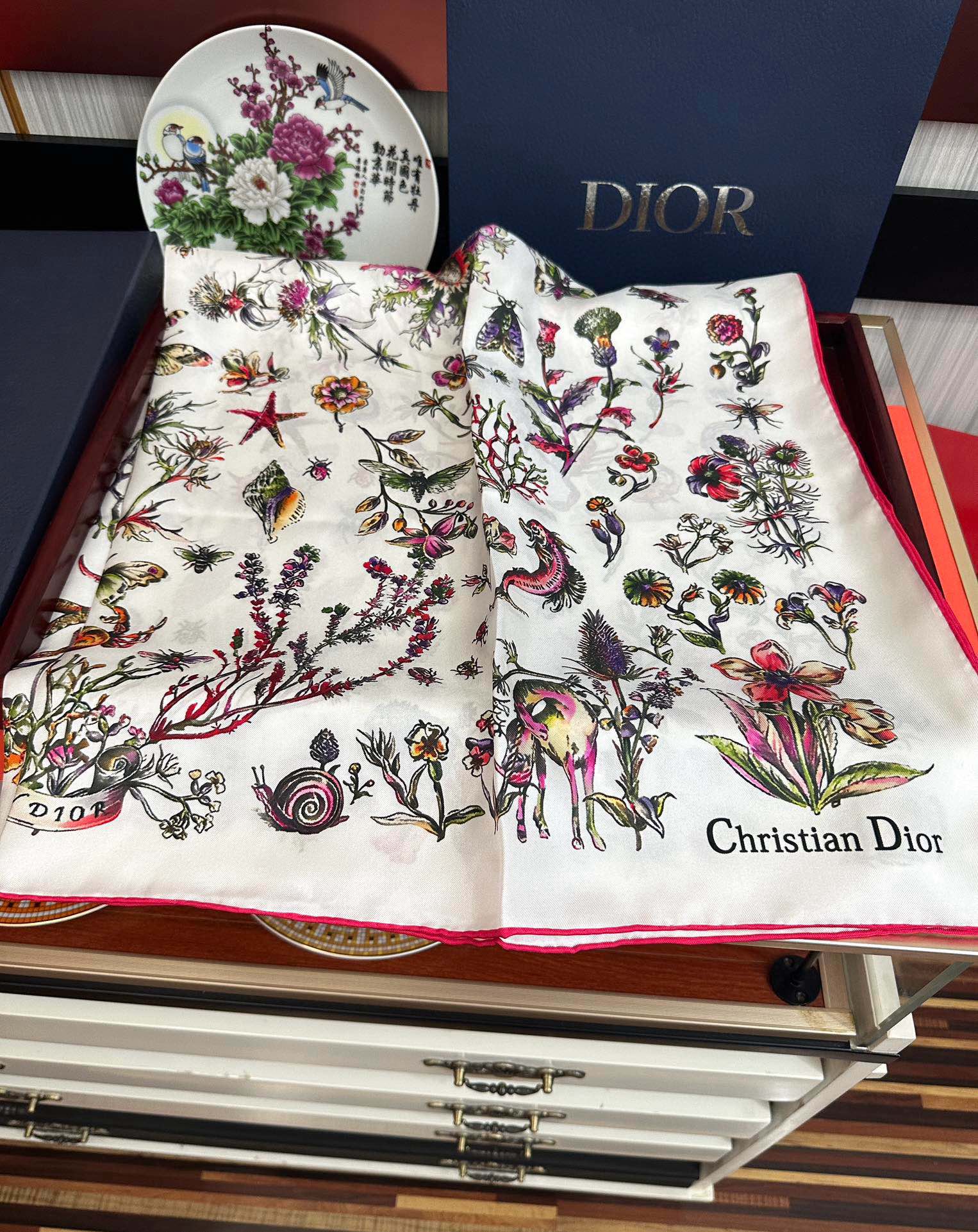 。上新Dior 最新款官网同步Camo PaPillon 图案印花庆祝以优雅而诗意的设计全新演绎蝴蝶主题