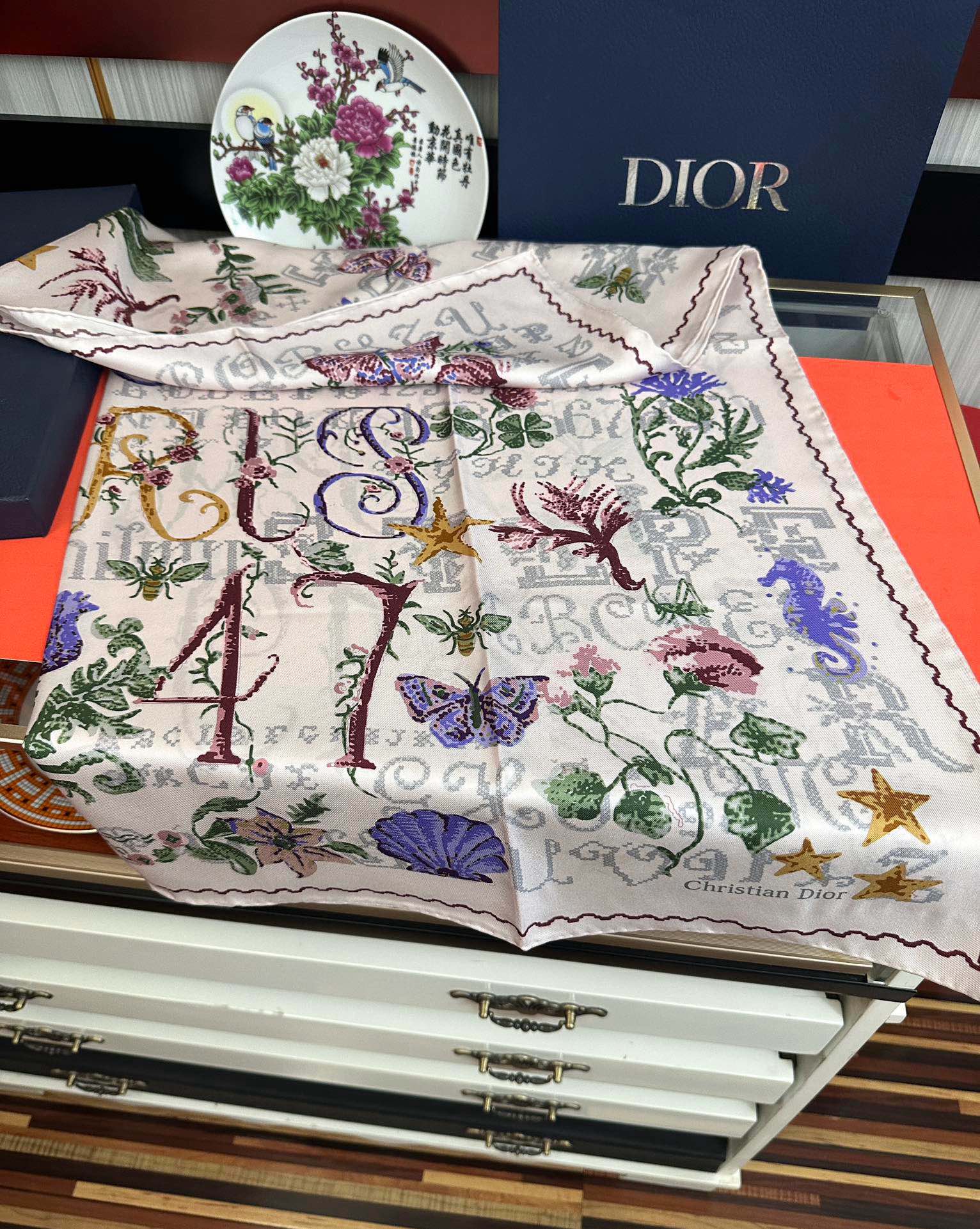  。高版本Dior【复古十字绣】这款方巾饰以 Christian 1947 印花嘴唇点缀以充满诗情画意的