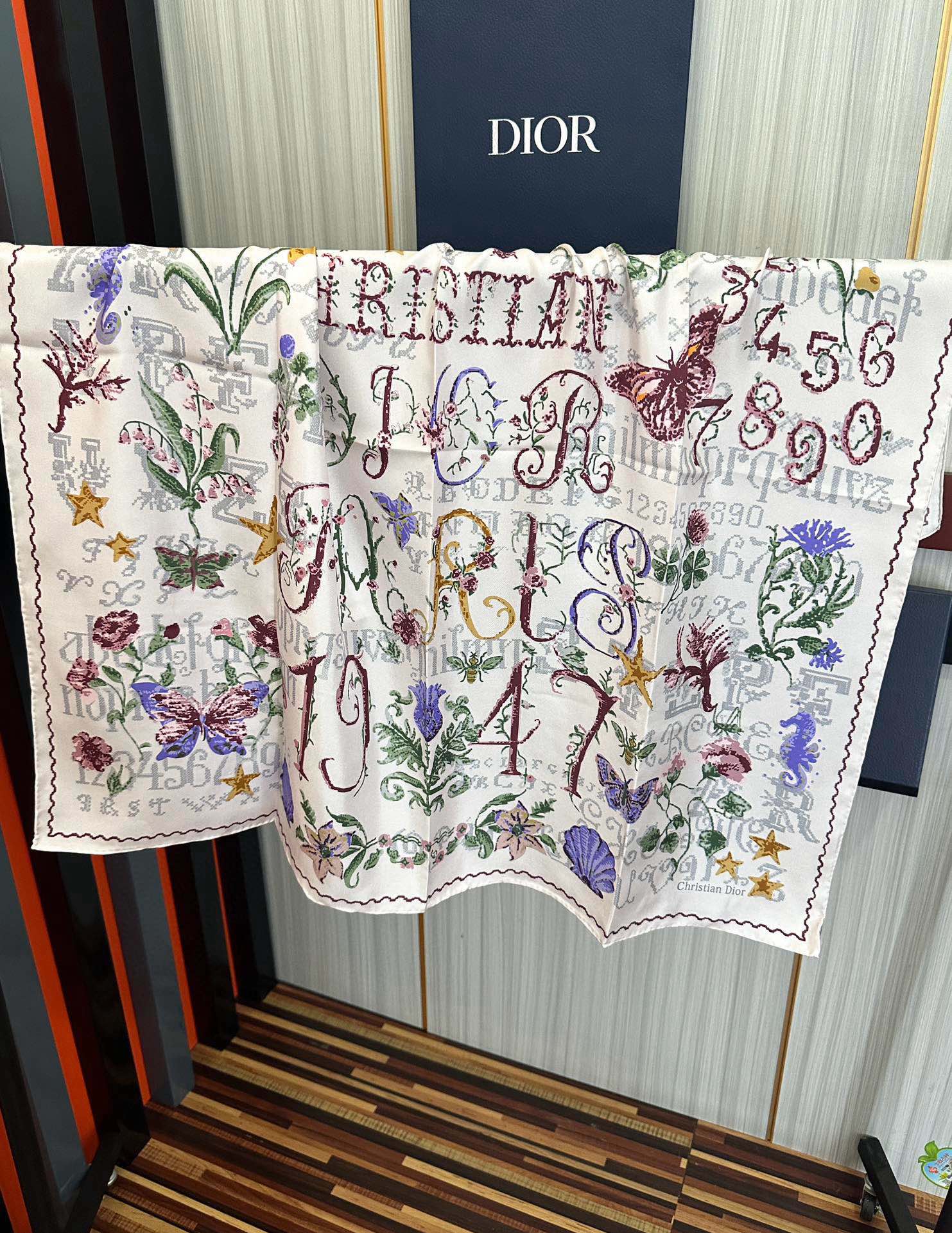  。高版本Dior【复古十字绣】这款方巾饰以 Christian 1947 印花嘴唇点缀以充满诗情画意的