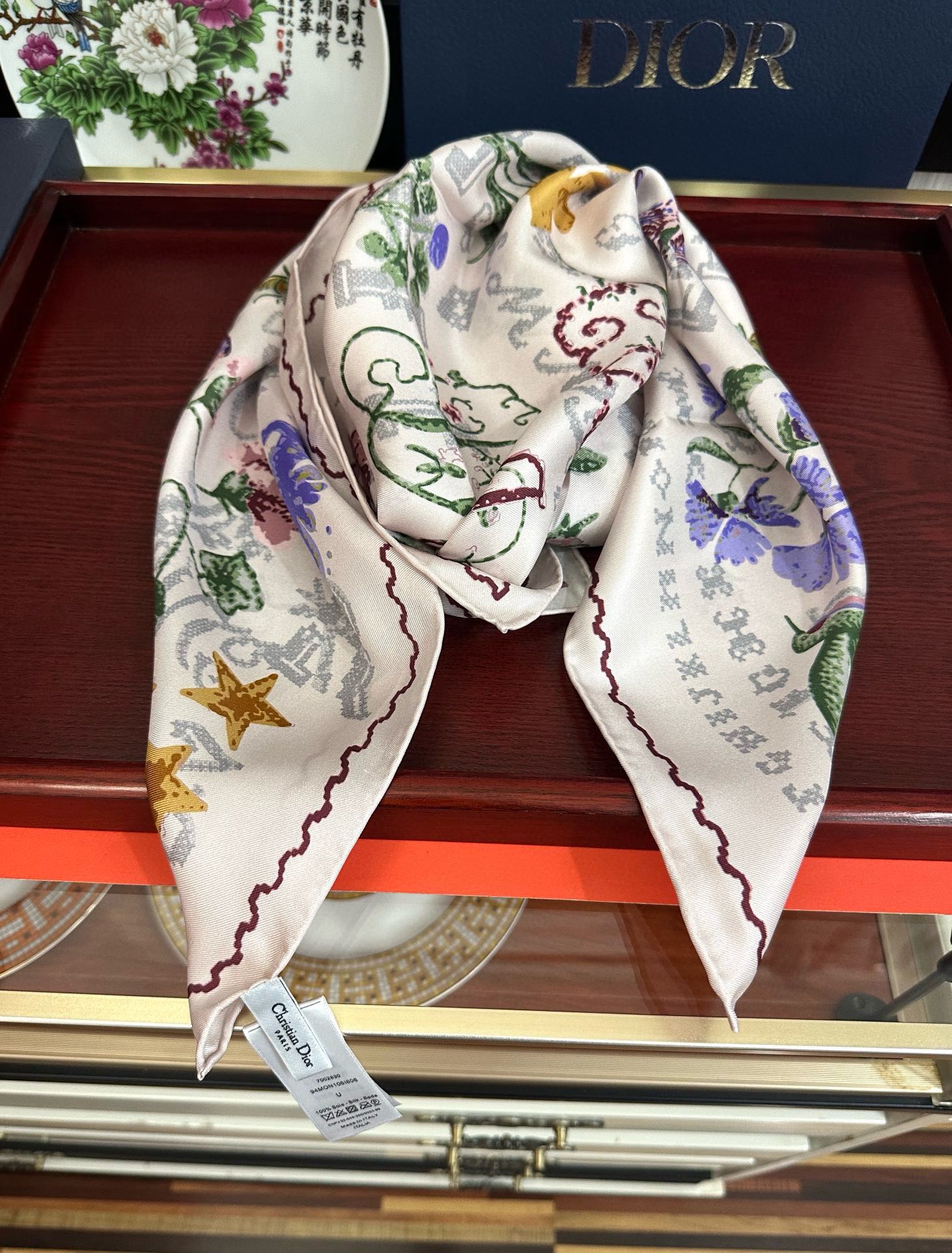  。高版本Dior【复古十字绣】这款方巾饰以 Christian 1947 印花嘴唇点缀以充满诗情画意的