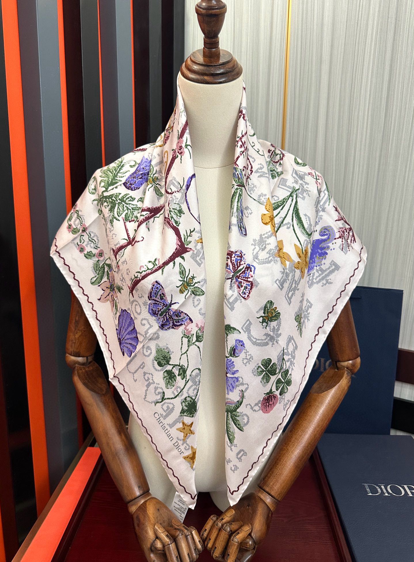 。高版本Dior【复古十字绣】这款方巾饰以 Christian 1947 印花嘴唇点缀以充满诗情画意的