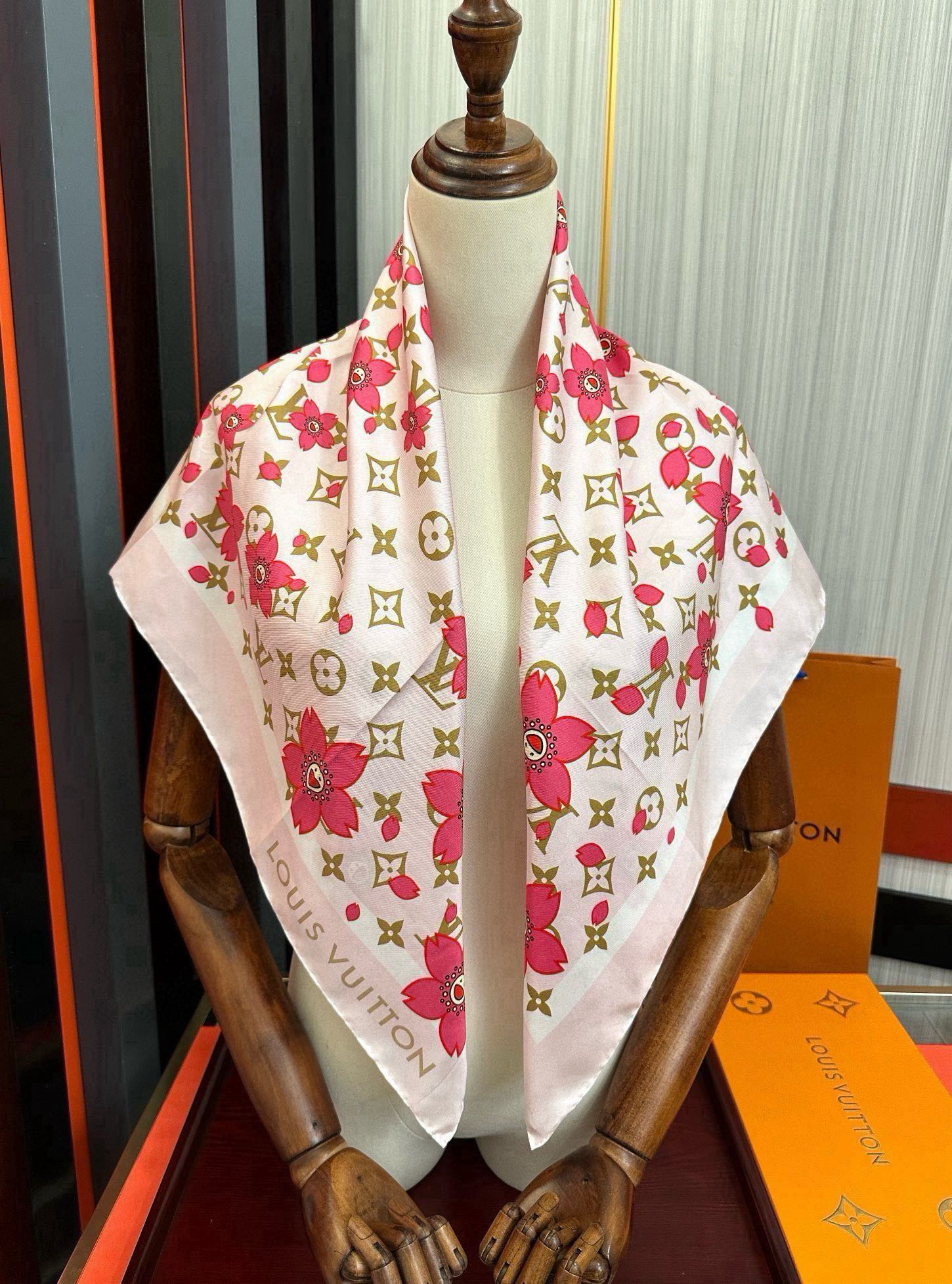 。高版本 LV官网同步【双面同色】太阳🌞花朵系列 太美了庆祝“L家”90典藏方巾通过别致的经典色彩向原创