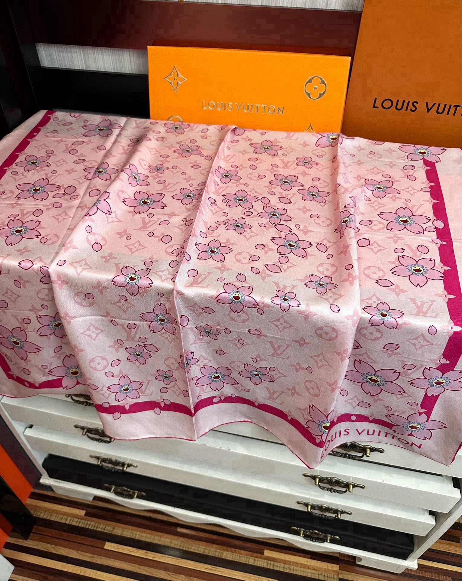 。高版本 LV官网同步【双面同色】太阳🌞花朵系列 太美了庆祝“L家”90典藏方巾通过别致的经典色彩向原创