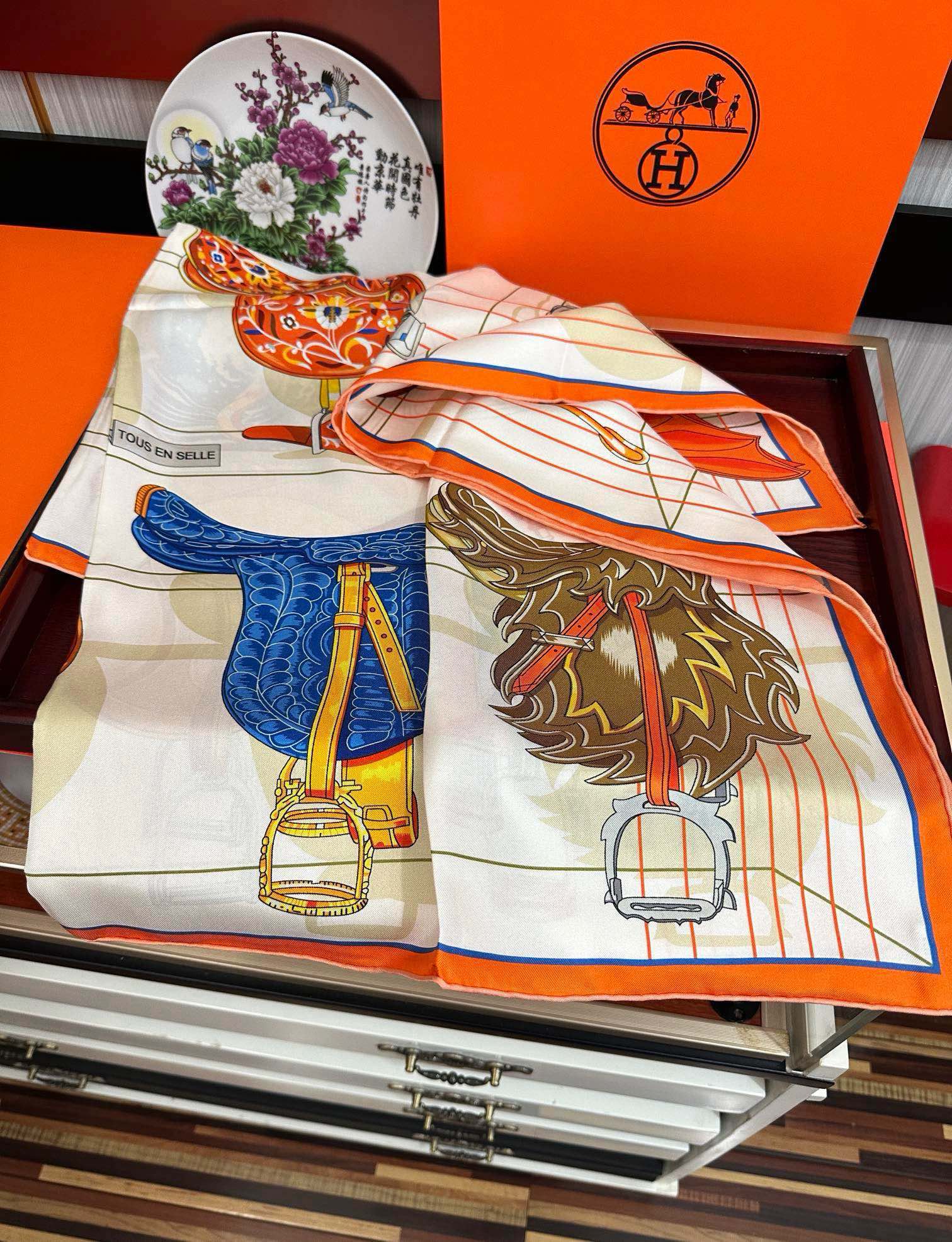 。2010HERMES 【鞍上世界】太阳精致卷边嘴唇太美了品质感很显好得意好搭到上瘾的丝巾色带着不显山不