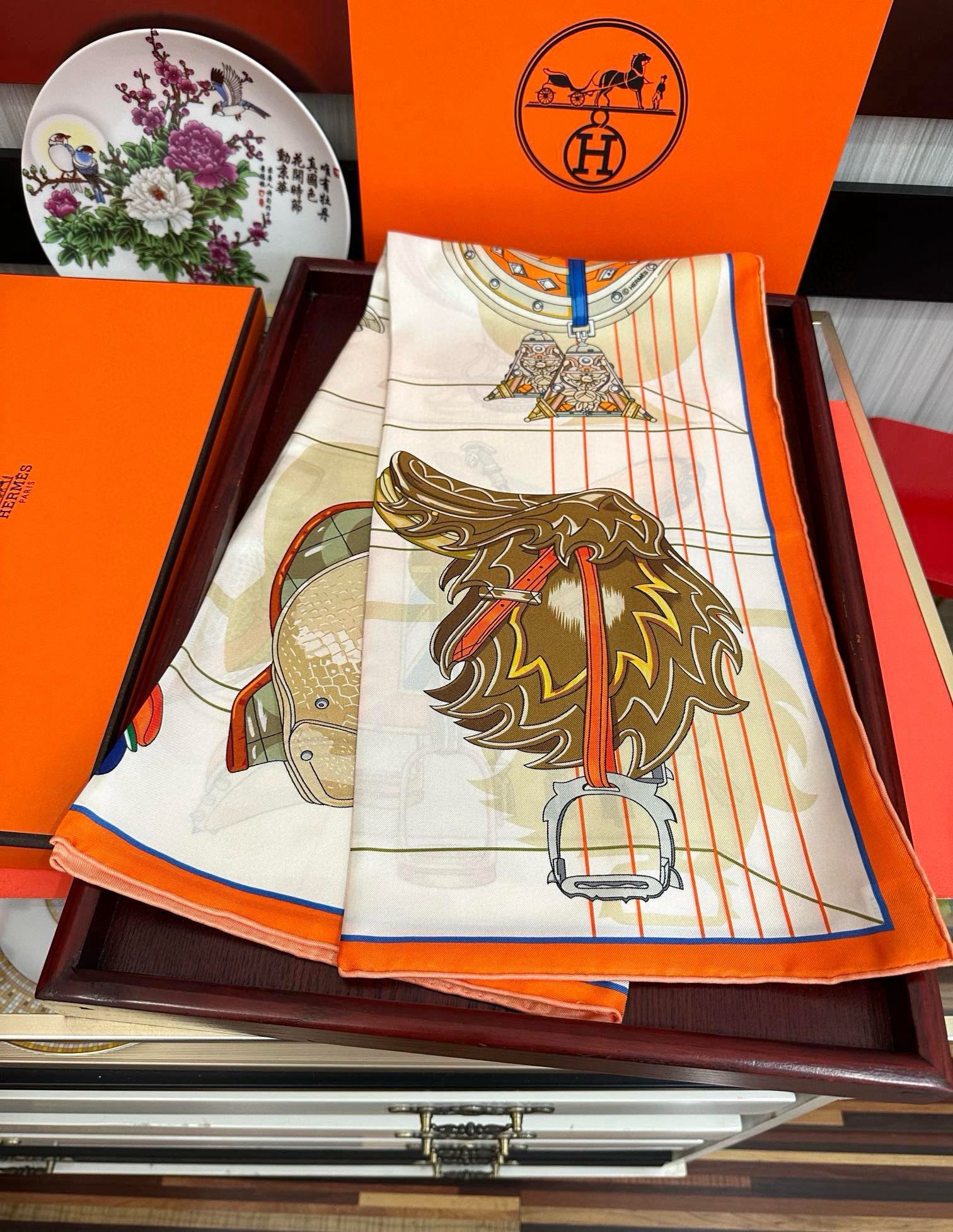 。2010HERMES 【鞍上世界】太阳精致卷边嘴唇太美了品质感很显好得意好搭到上瘾的丝巾色带着不显山不